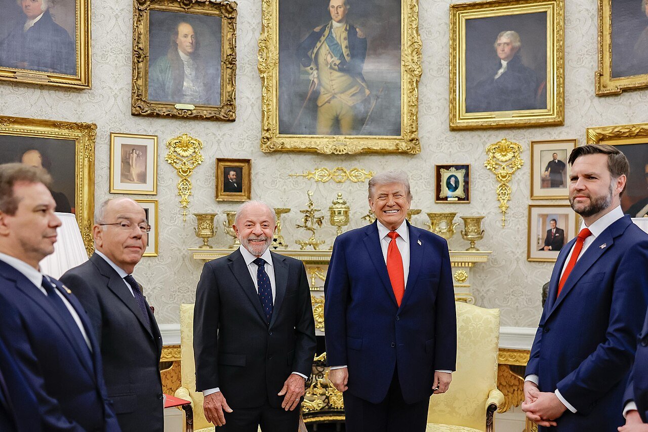 Lula e Donald Trump posam para foto no Salão Oval da Casa Branca em encontro de abril de 2026