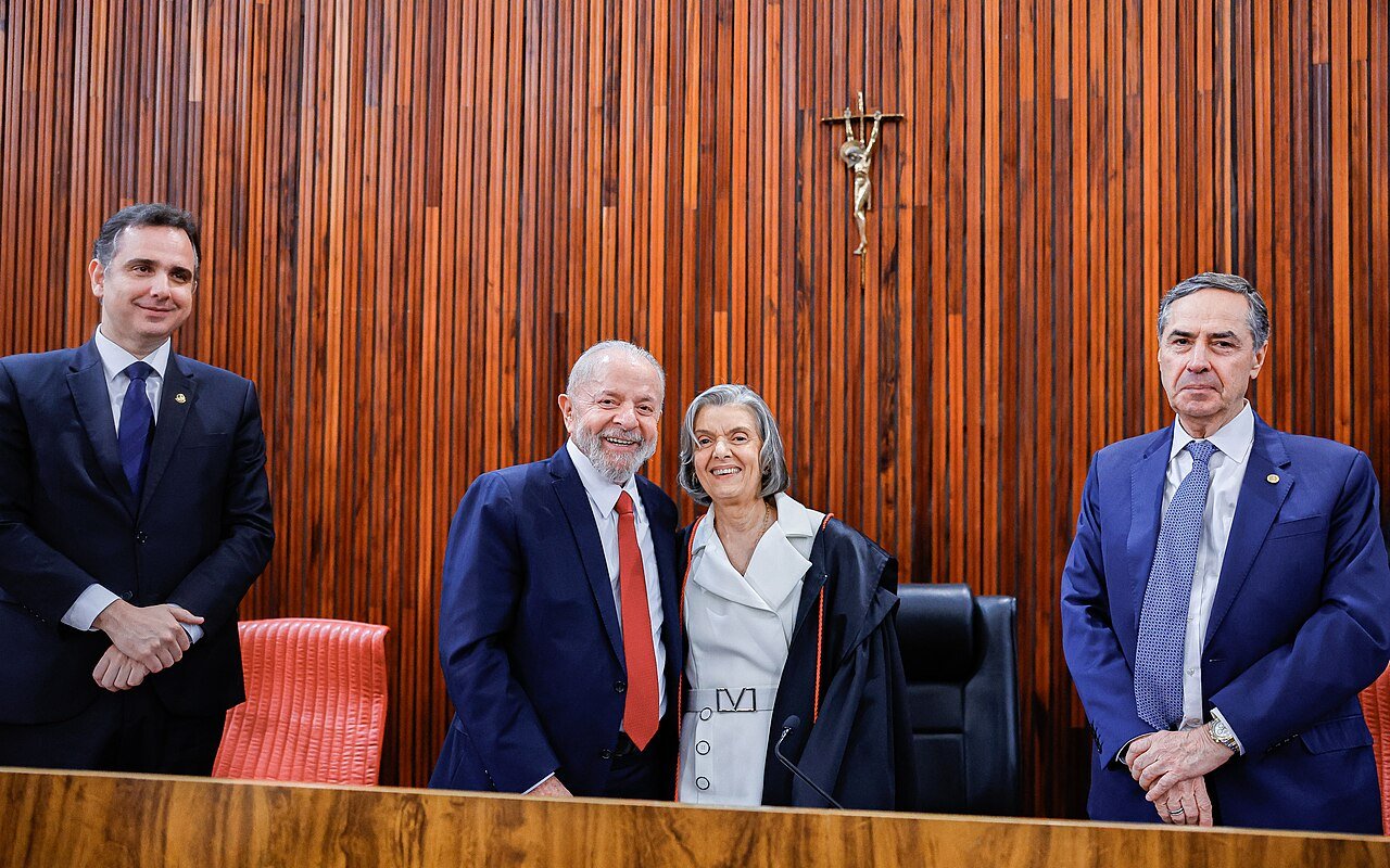Lula, ao centro, ao lado da ministra Cármen Lúcia e de outras autoridades no plenário do TSE, em foto de arquivo de 2024
