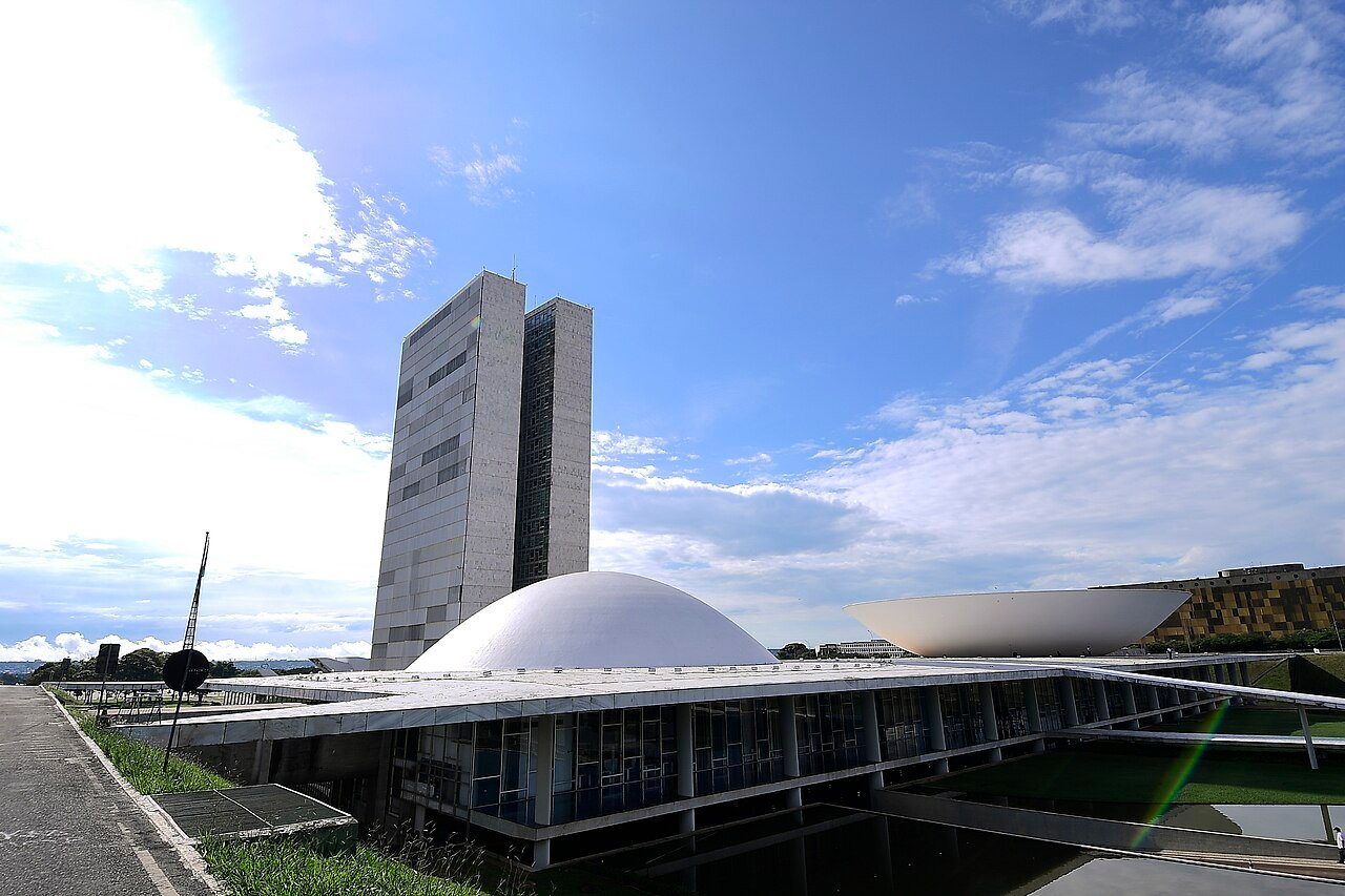 Fachada do Palácio do Congresso Nacional, em Brasília, com as duas cúpulas e as torres gêmeas