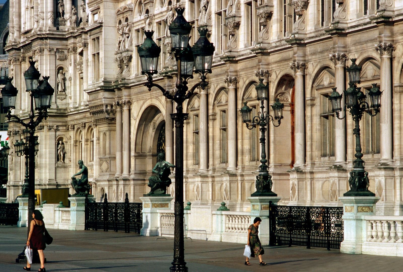 Fachada do Hôtel de Ville, a prefeitura de Paris, com postes de iluminação clássicos