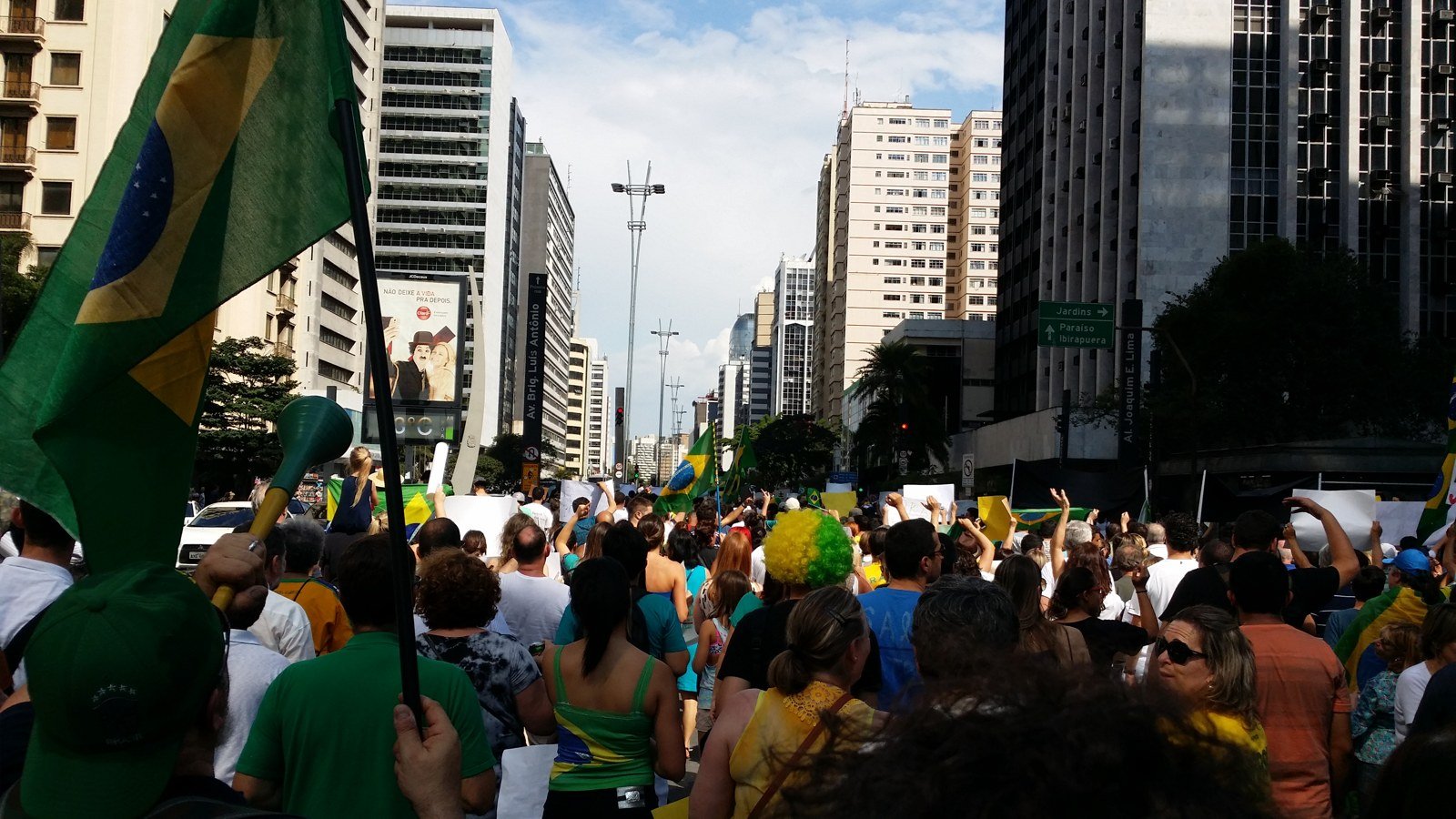 Multidão com bandeiras do Brasil caminha pela Avenida Paulista, em São Paulo; foto de arquivo de uma manifestação anterior, não é do ato de 18 de outubro