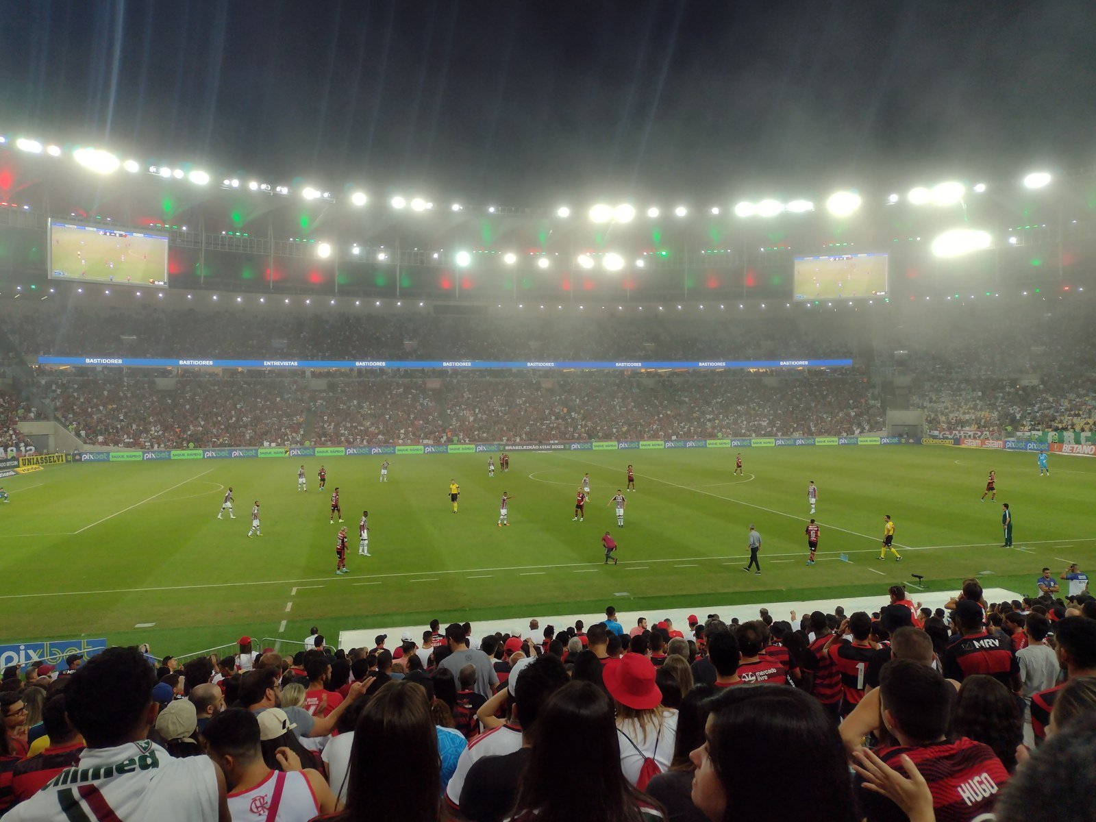 Maracanã lotado em clássico entre Flamengo e Fluminense, com placas de casas de apostas nas laterais do gramado