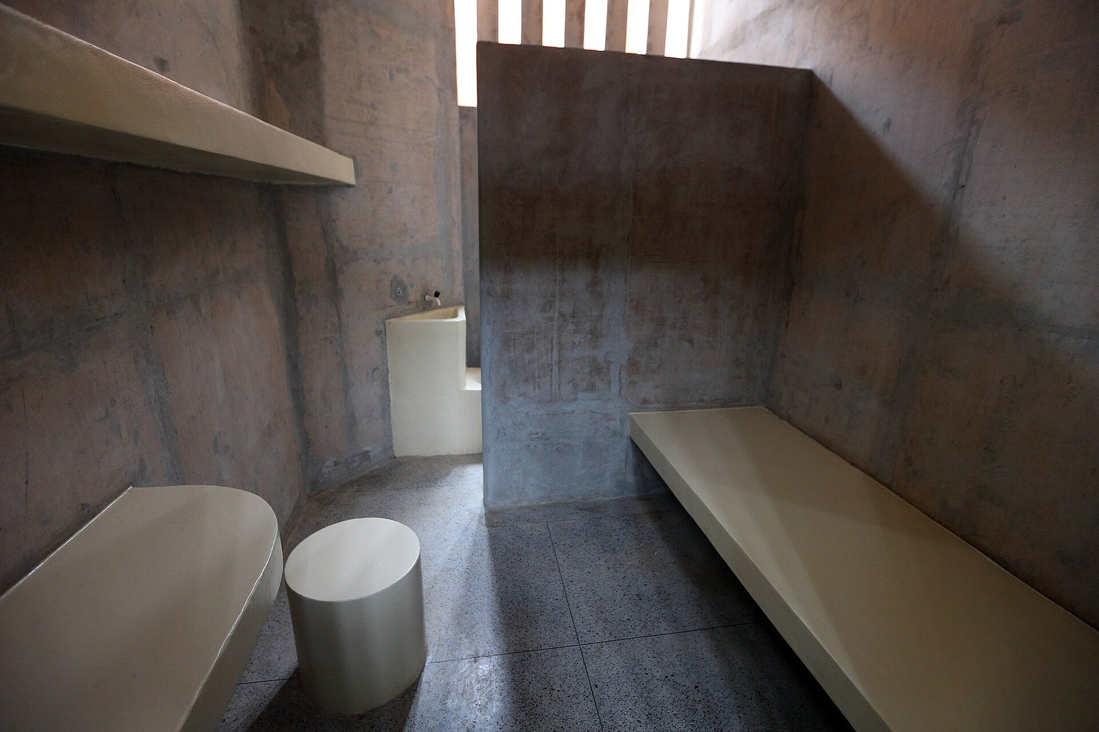 Cela individual da penitenciária federal de segurança máxima de Brasília, com banco de concreto, sanitário e janela gradeada
