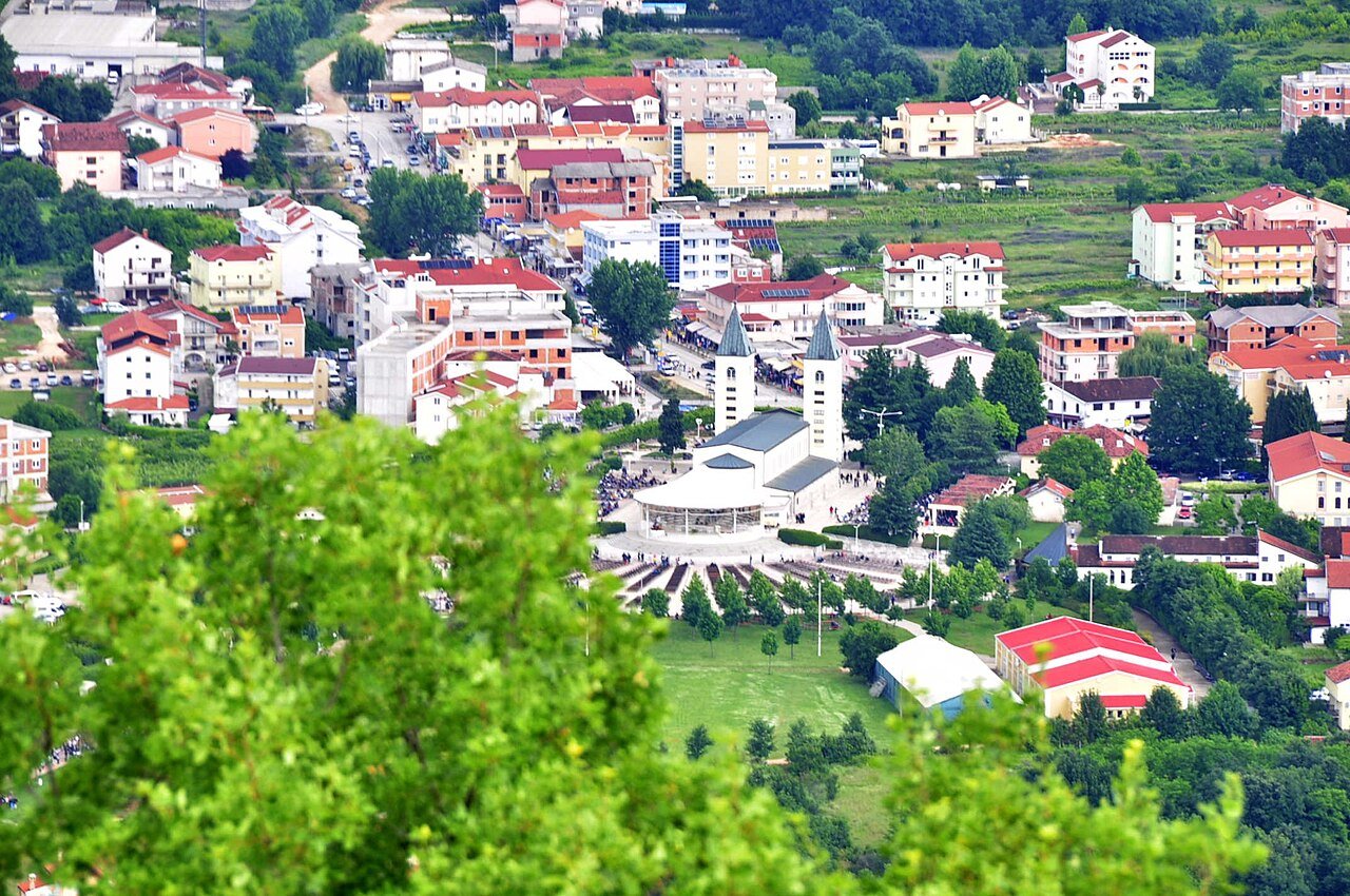 Vista da igreja de São Tiago e do altar externo em Medjugorje, na Bósnia e Herzegovina