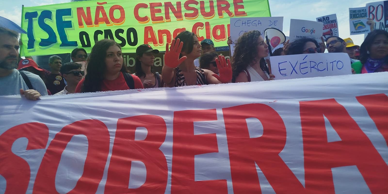 Manifestantes com faixas contra censura e sobre o caso Ana Clara em protesto em frente ao TSE, em Brasília