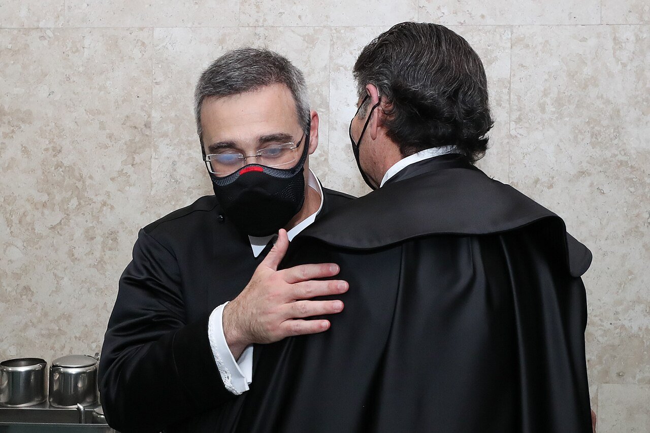 O ministro André Mendonça cumprimenta o então presidente do STF, Luiz Fux, na sessão solene de posse, em dezembro de 2021