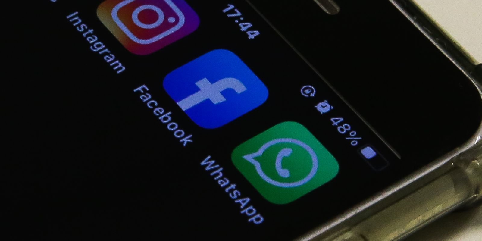 Ícones do Instagram, Facebook e WhatsApp na tela de um celular