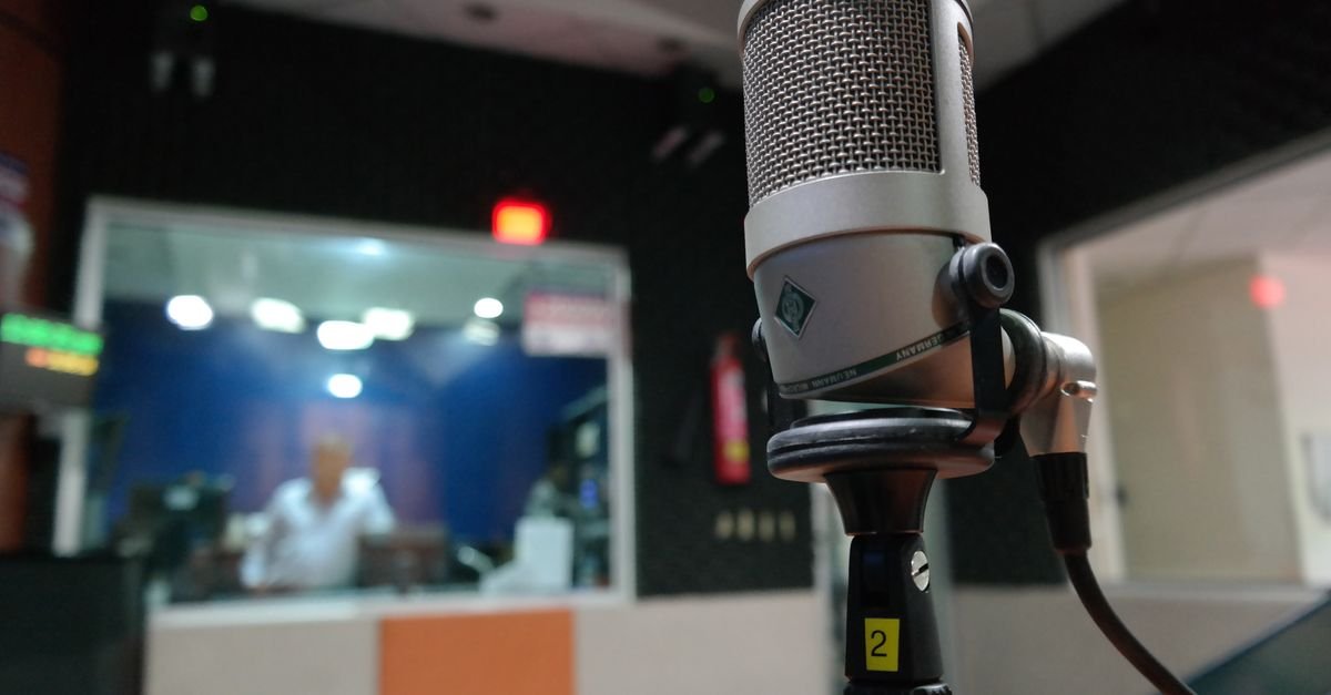 Microfone profissional em primeiro plano dentro de um estúdio de rádio