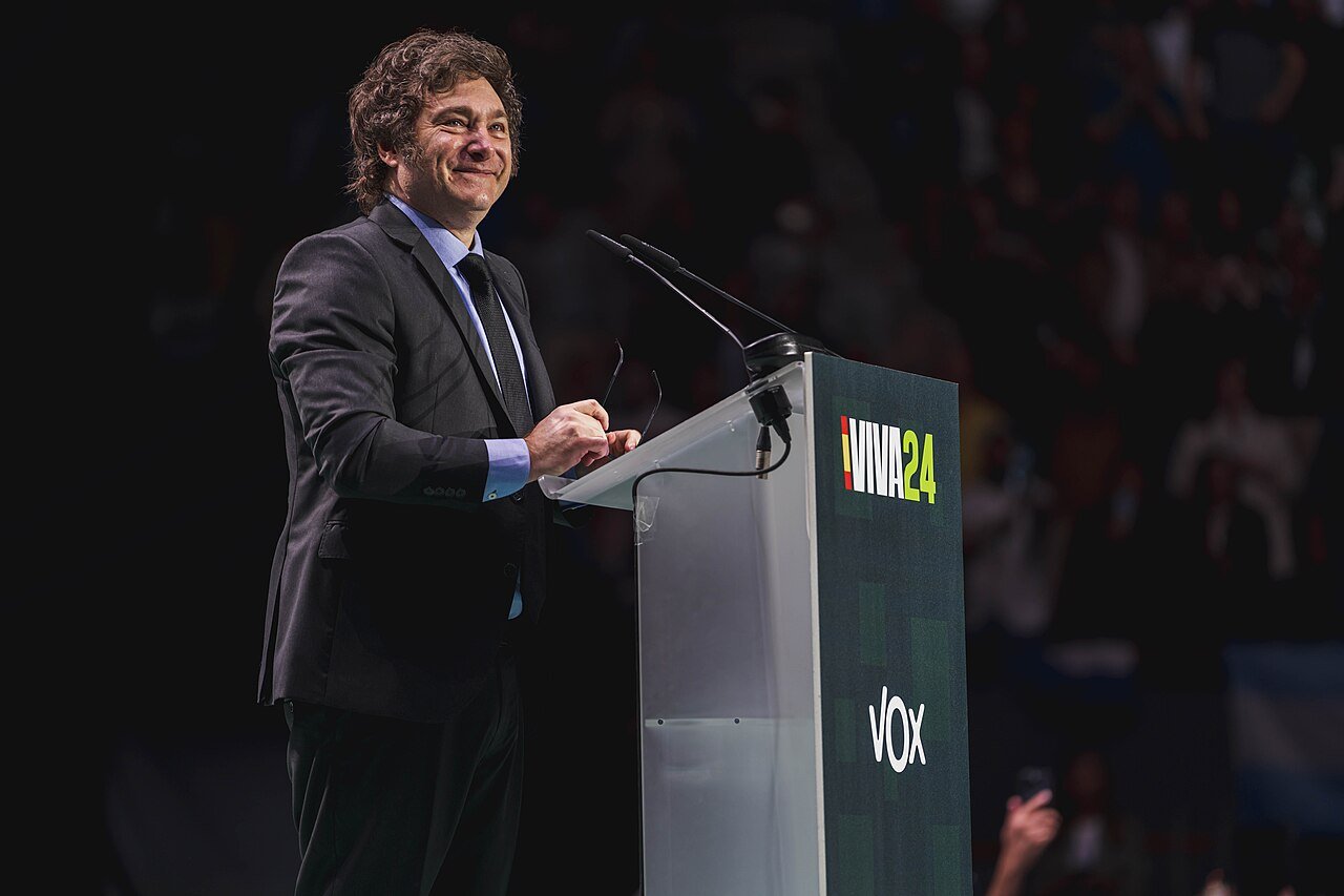 Javier Milei discursa em palanque em evento em Madri, em foto de arquivo