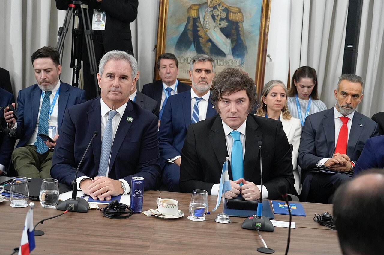 O presidente da Argentina, Javier Milei, sentado à mesa de reunião durante cúpula do Mercosul