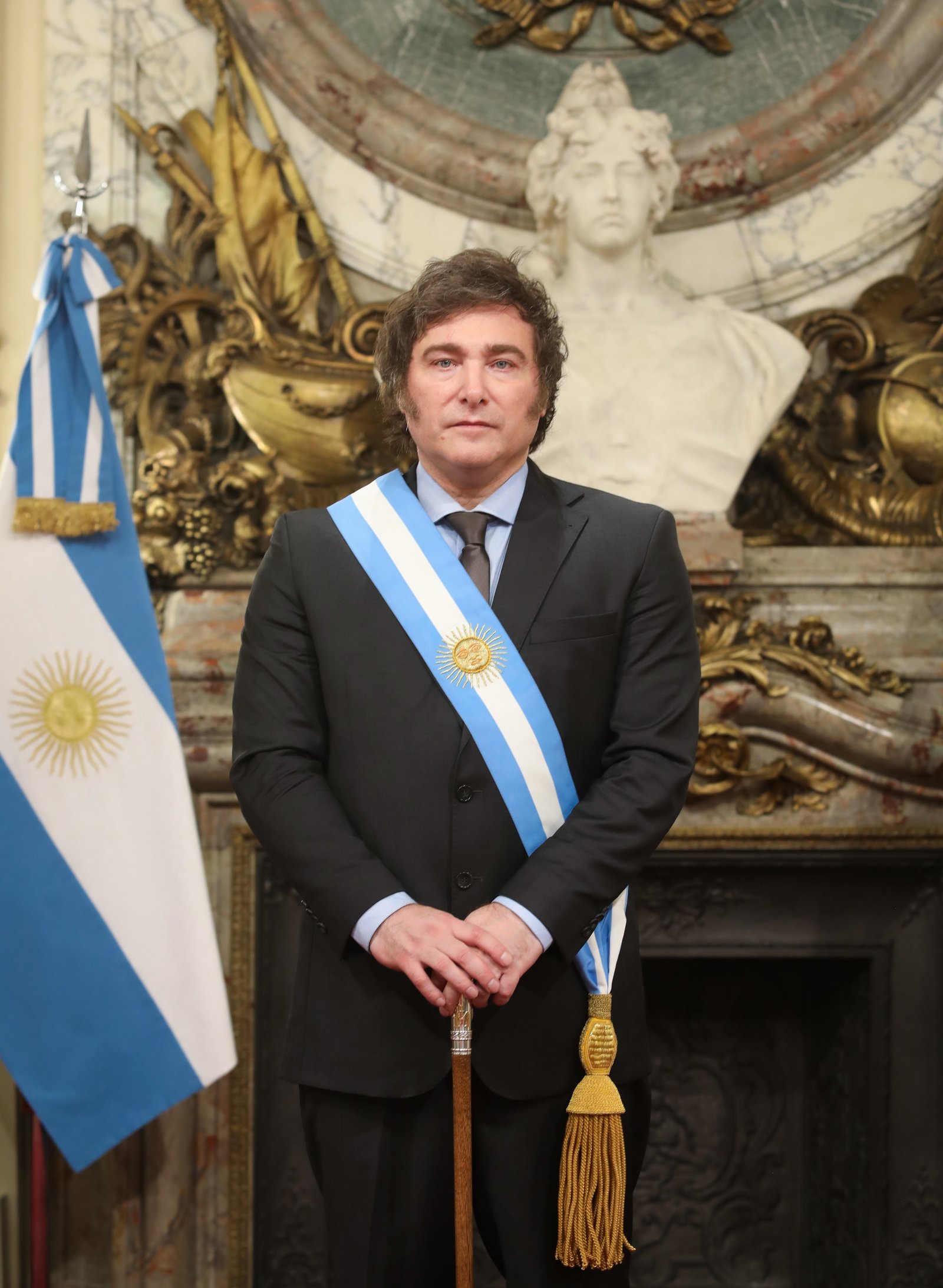 Javier Milei, presidente da Argentina, com a faixa presidencial no Salão Branco da Casa Rosada