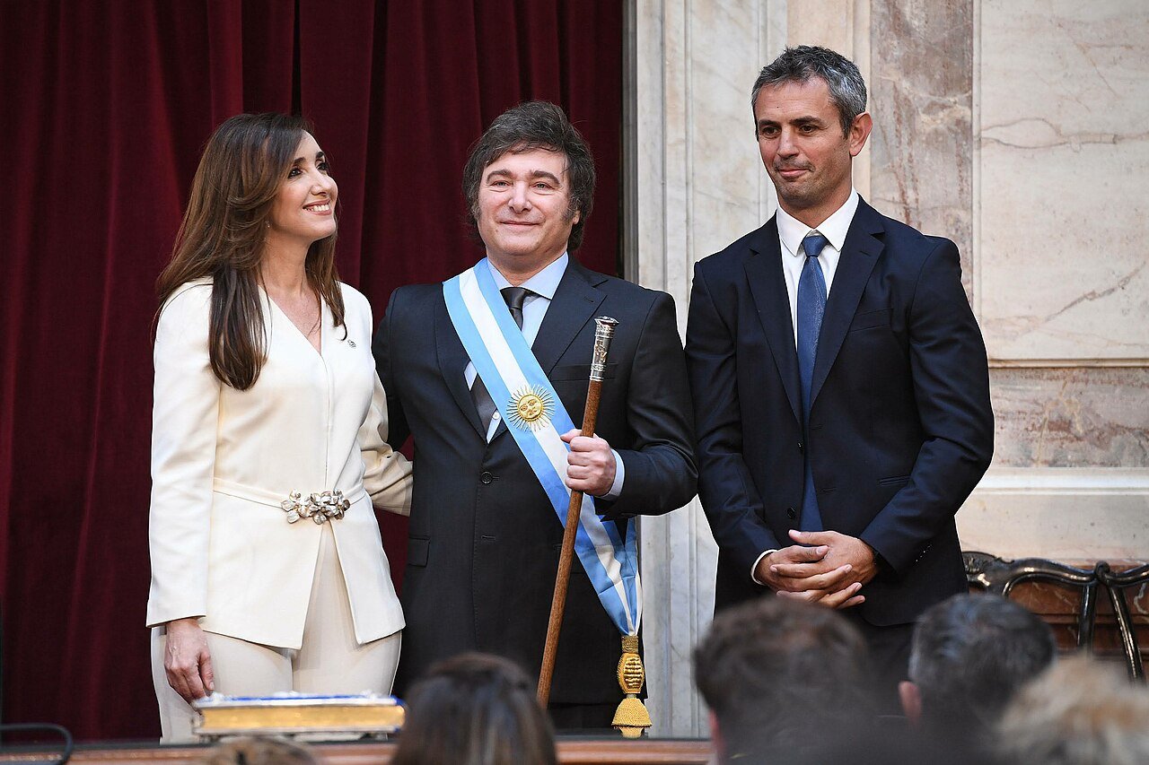 Javier Milei com a faixa presidencial argentina e o bastão de comando no Congresso, em foto de arquivo