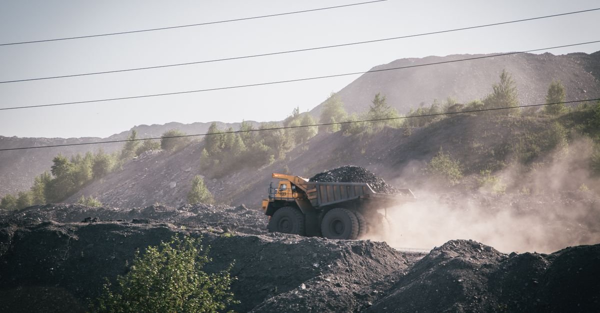Caminhão fora de estrada em mina a céu aberto, imagem ilustrativa