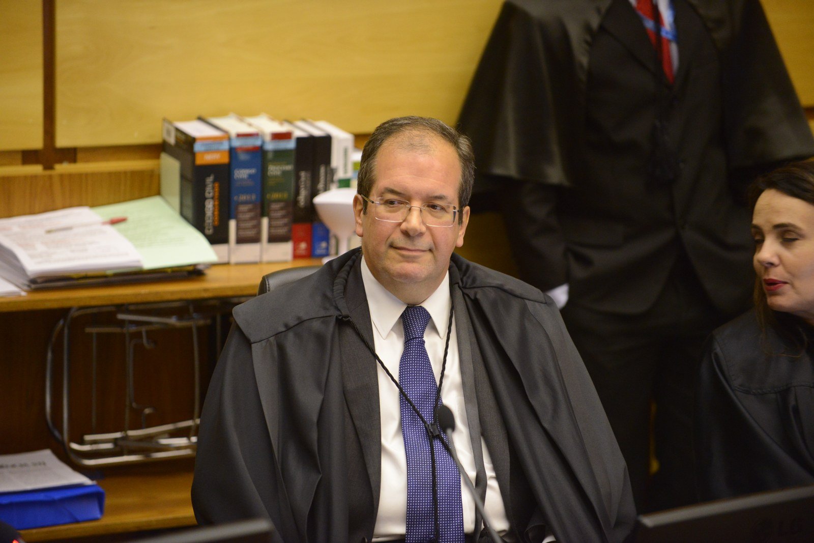 Ministro Ricardo Villas Bôas Cueva, de toga, sentado em sessão do Superior Tribunal de Justiça