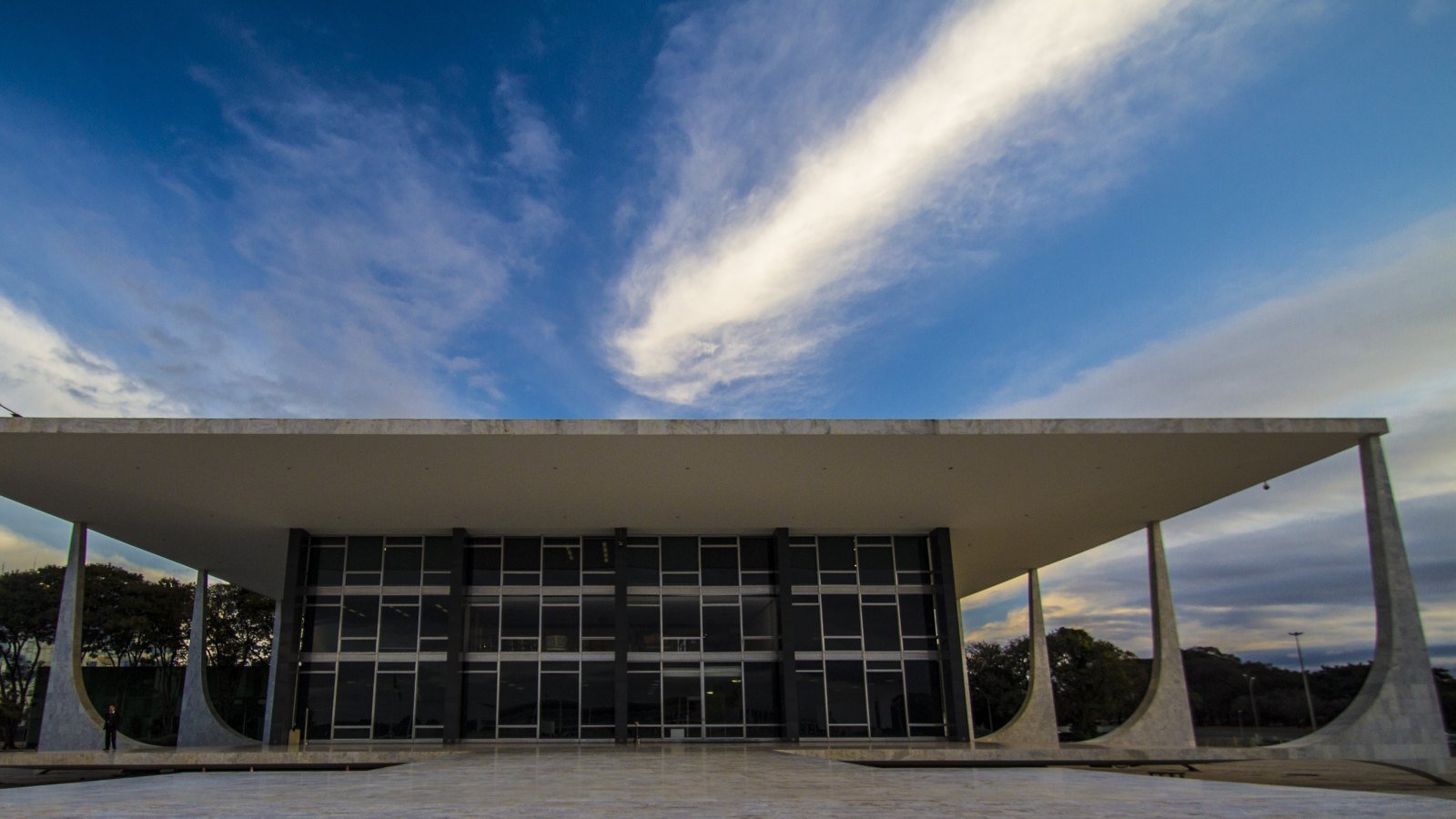 Fachada frontal do edifício-sede do Supremo Tribunal Federal, em Brasília, vista da Praça dos Três Poderes