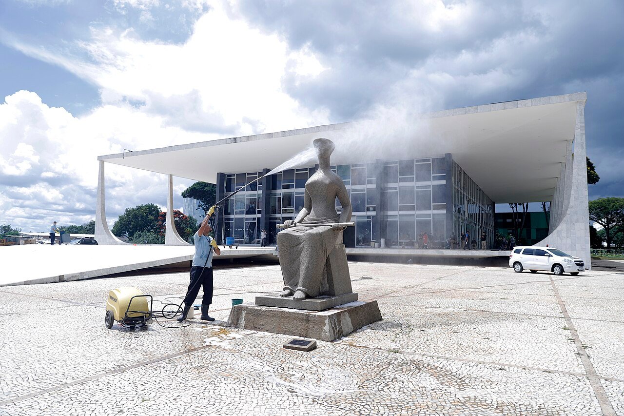 Estátua da Justiça diante da sede do Supremo Tribunal Federal, em Brasília, durante limpeza em janeiro de 2023