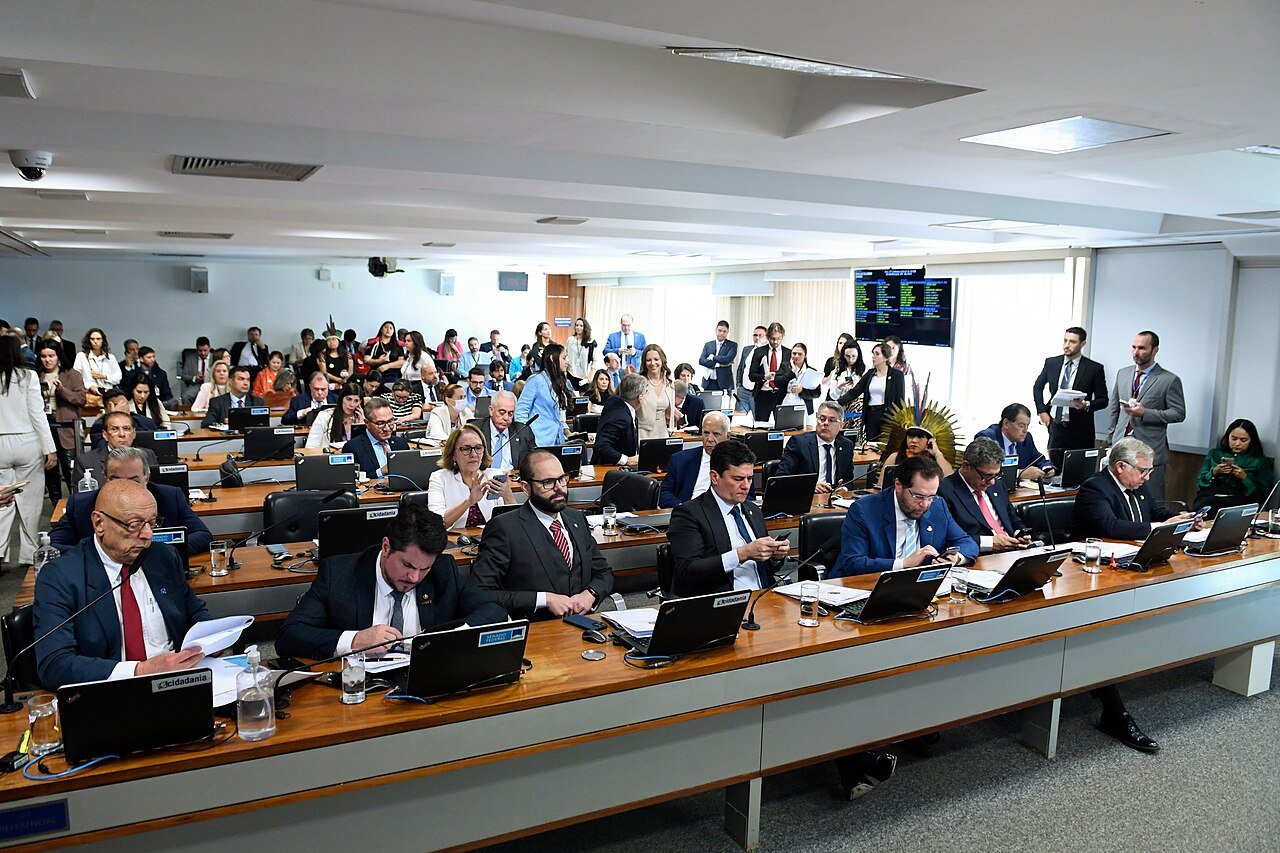 Senadores reunidos em sessão da Comissão de Constituição e Justiça do Senado Federal