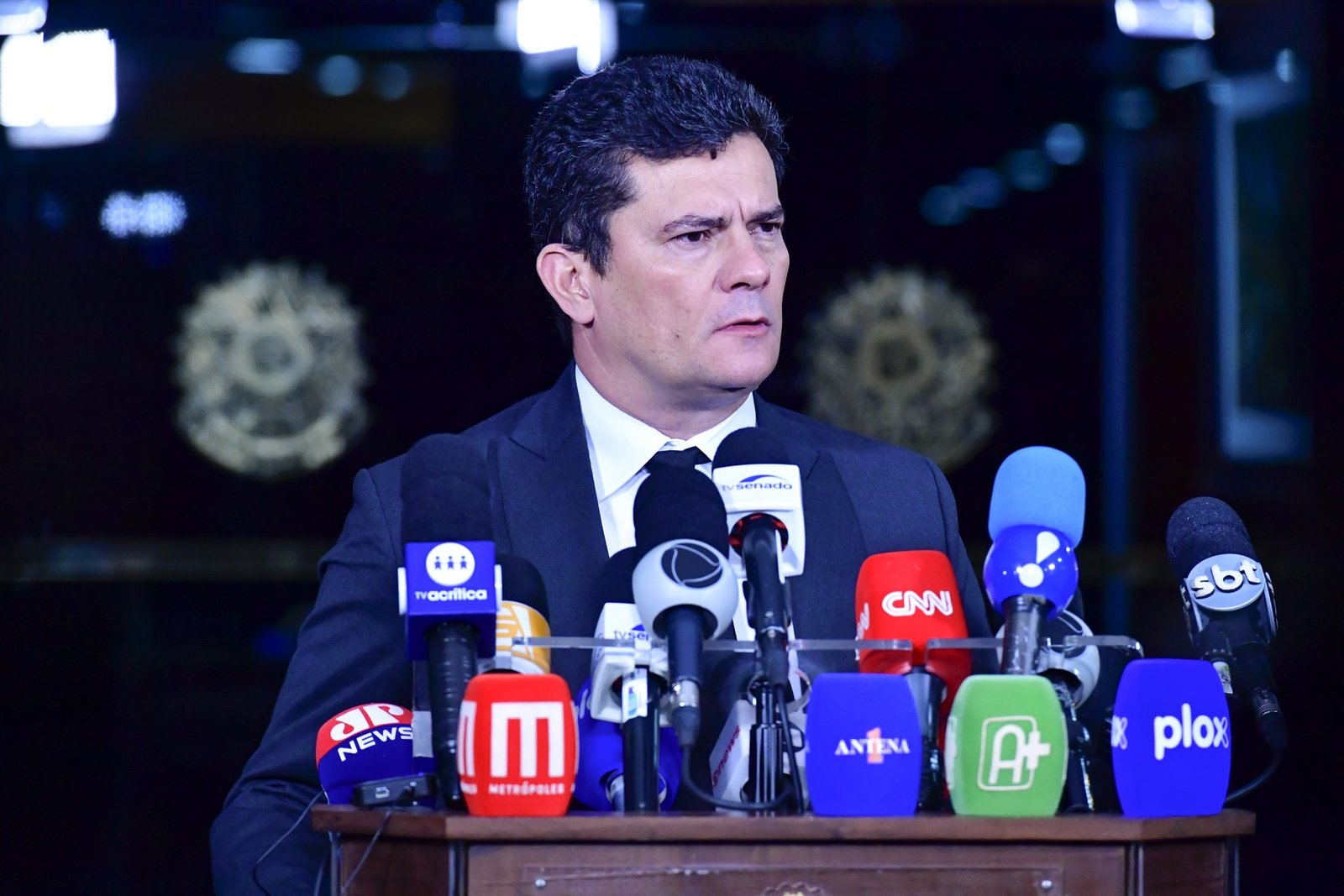 Sergio Moro falando à imprensa no Senado, diante de microfones (foto de arquivo)