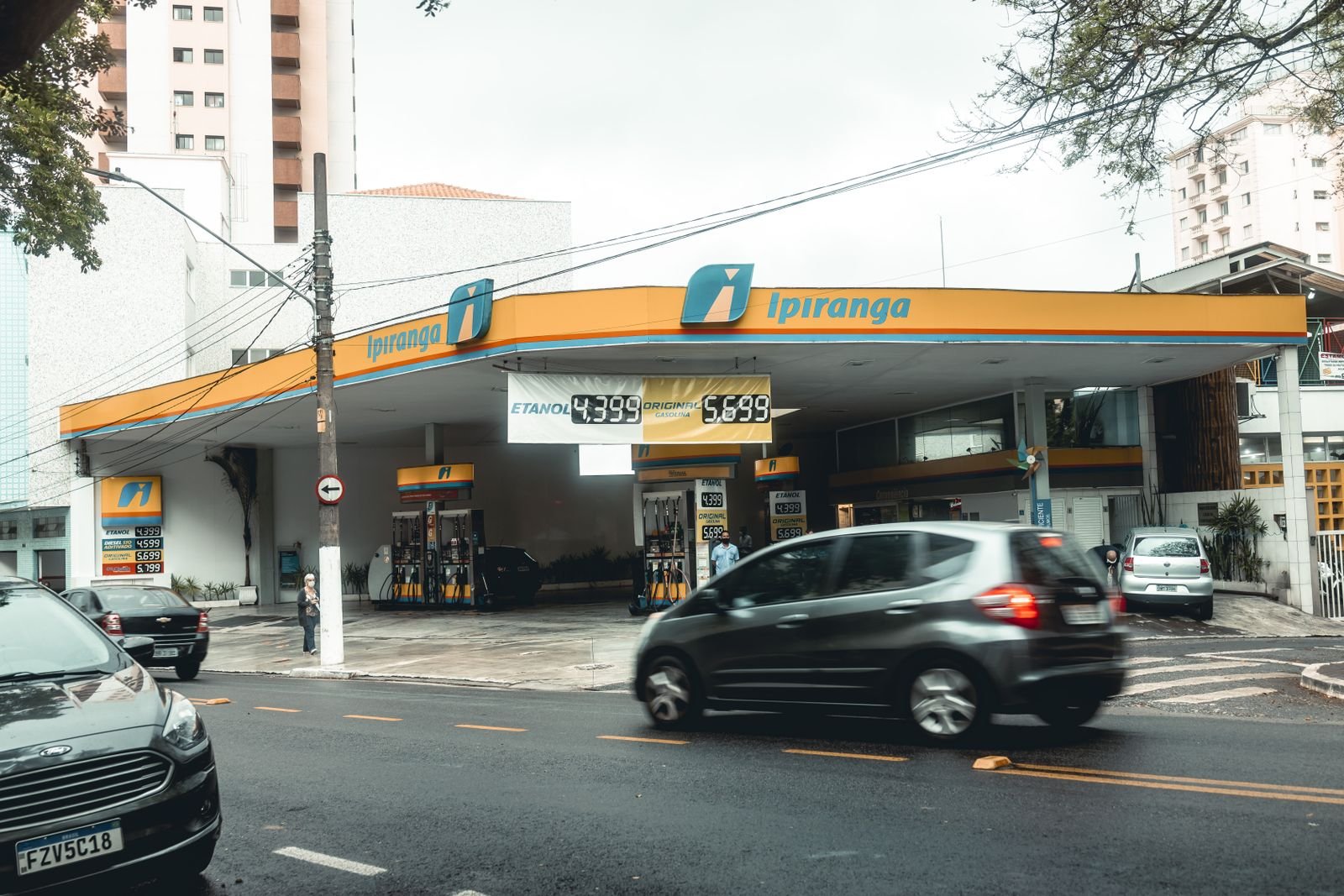 Posto de combustíveis Ipiranga em rua de São Paulo, foto de arquivo com preços antigos no painel