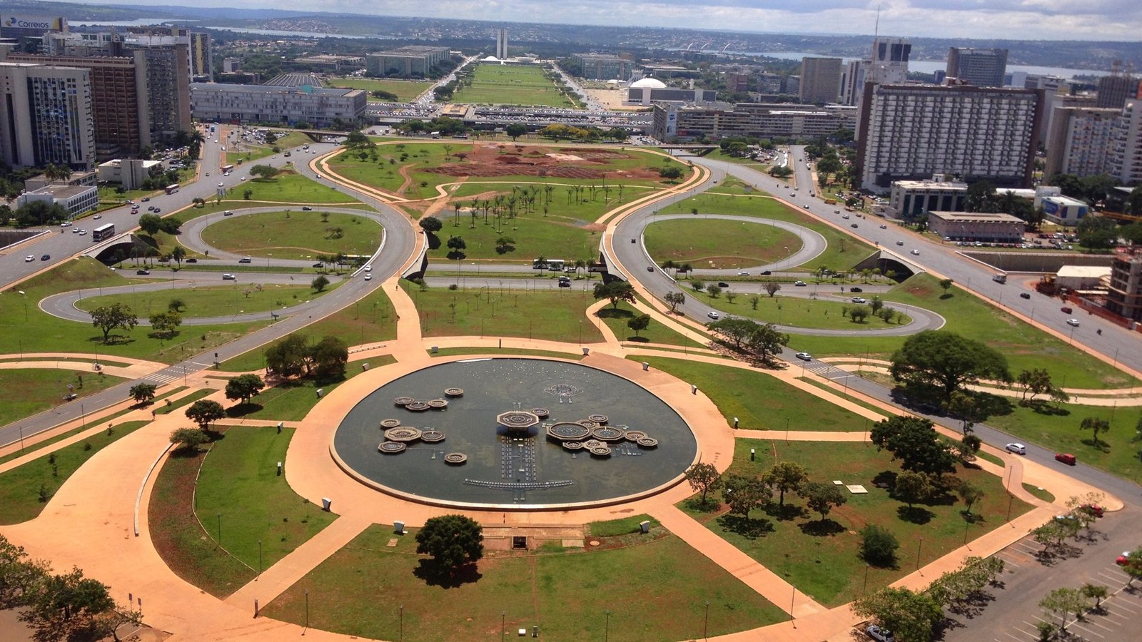 Vista aérea do Eixo Monumental de Brasília, com a Esplanada dos Ministérios ao fundo; foto de arquivo