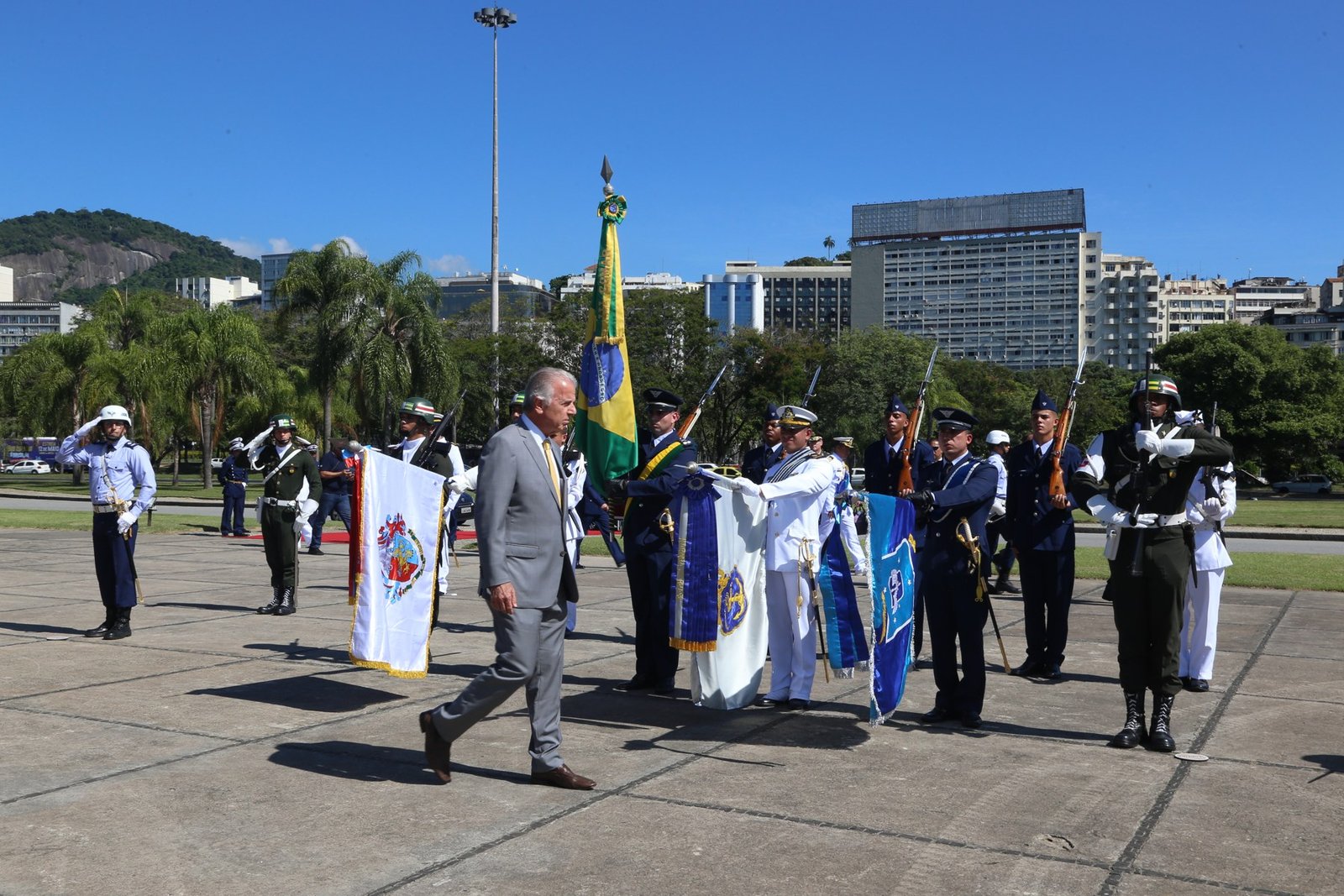 José Múcio Monteiro, ministro da Defesa, passa diante de guarda de honra das Forças Armadas em cerimônia no Rio de Janeiro (foto de arquivo, 2023)