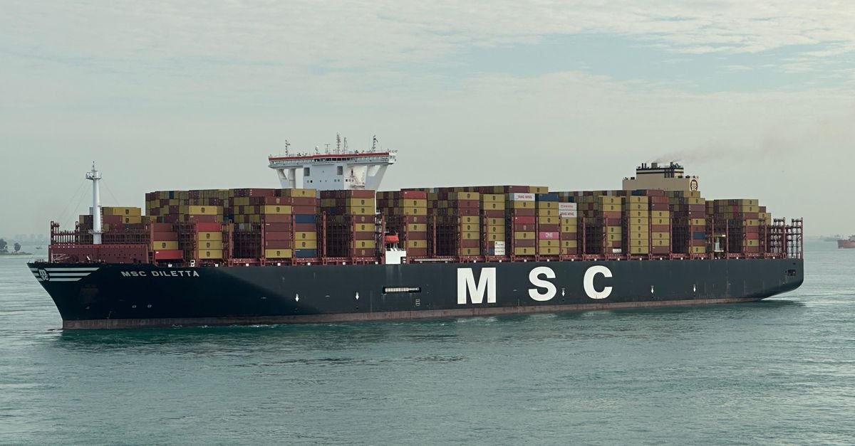 Navio porta-contêineres carregado navega em mar aberto sob céu nublado