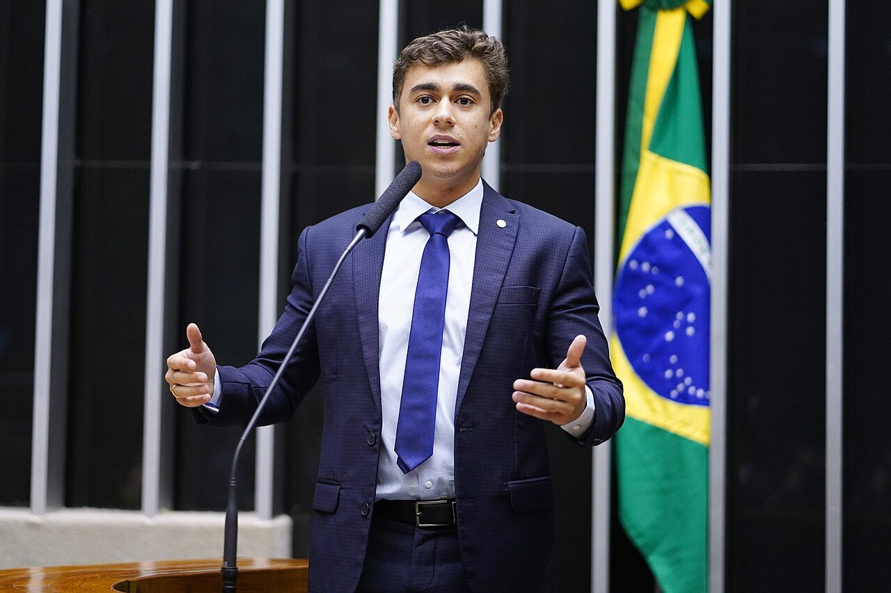 Deputado Nikolas Ferreira discursa na tribuna do plenário da Câmara dos Deputados