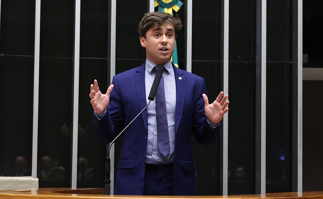 Deputado Nikolas Ferreira discursa na tribuna do plenário da Câmara dos Deputados