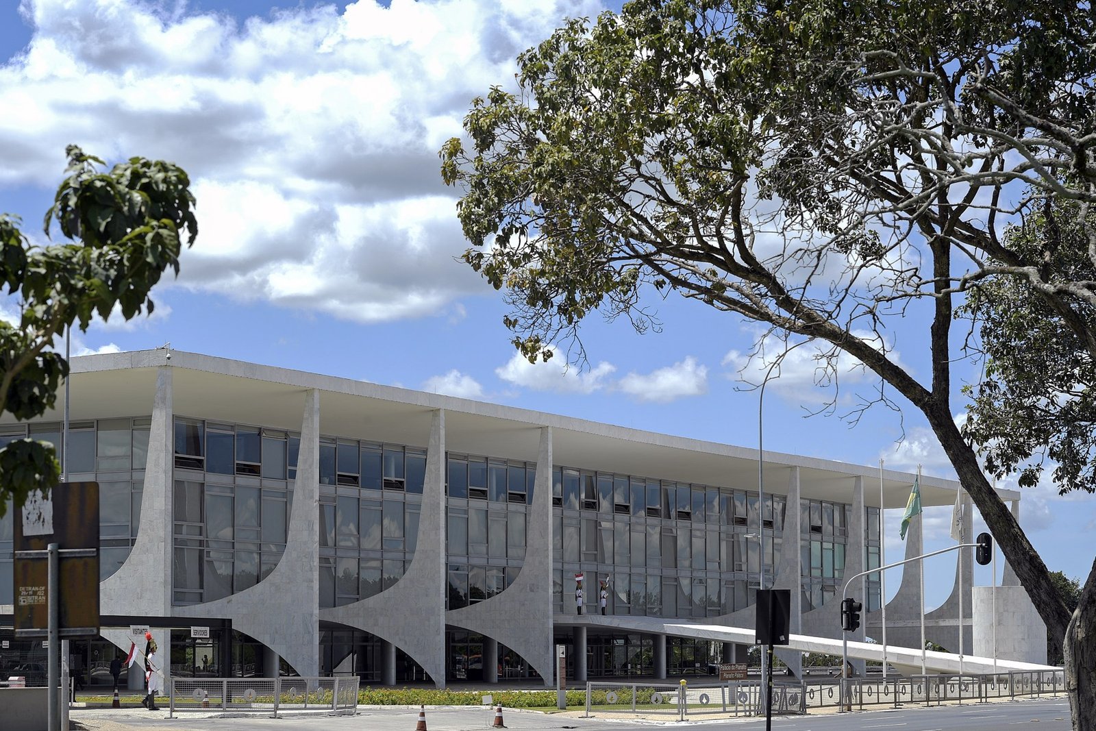 Fachada do Palácio do Planalto, em Brasília, com a rampa e guardas na entrada, em foto de arquivo