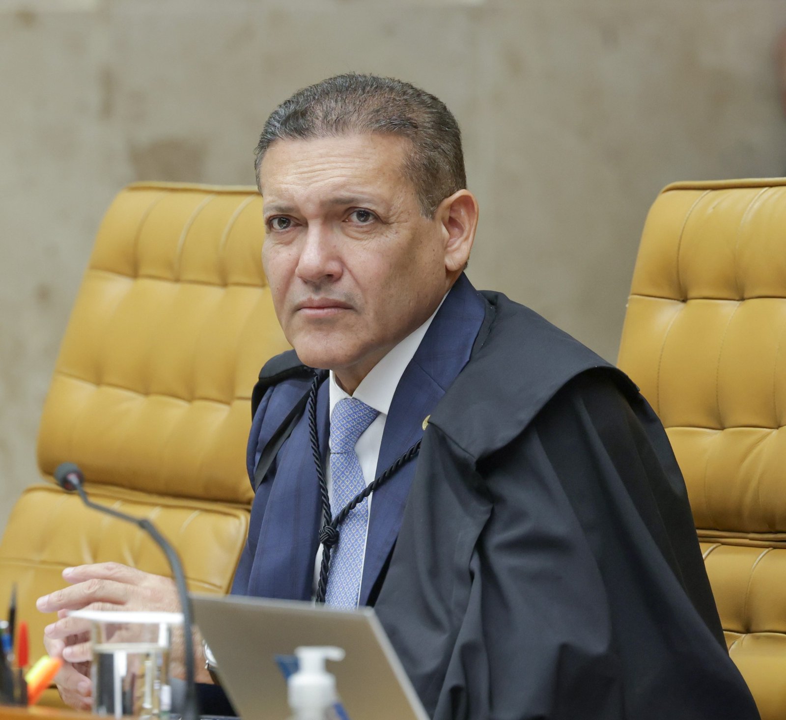 O ministro Kassio Nunes Marques sentado na bancada do plenário do STF, com a toga, durante sessão de fevereiro de 2026