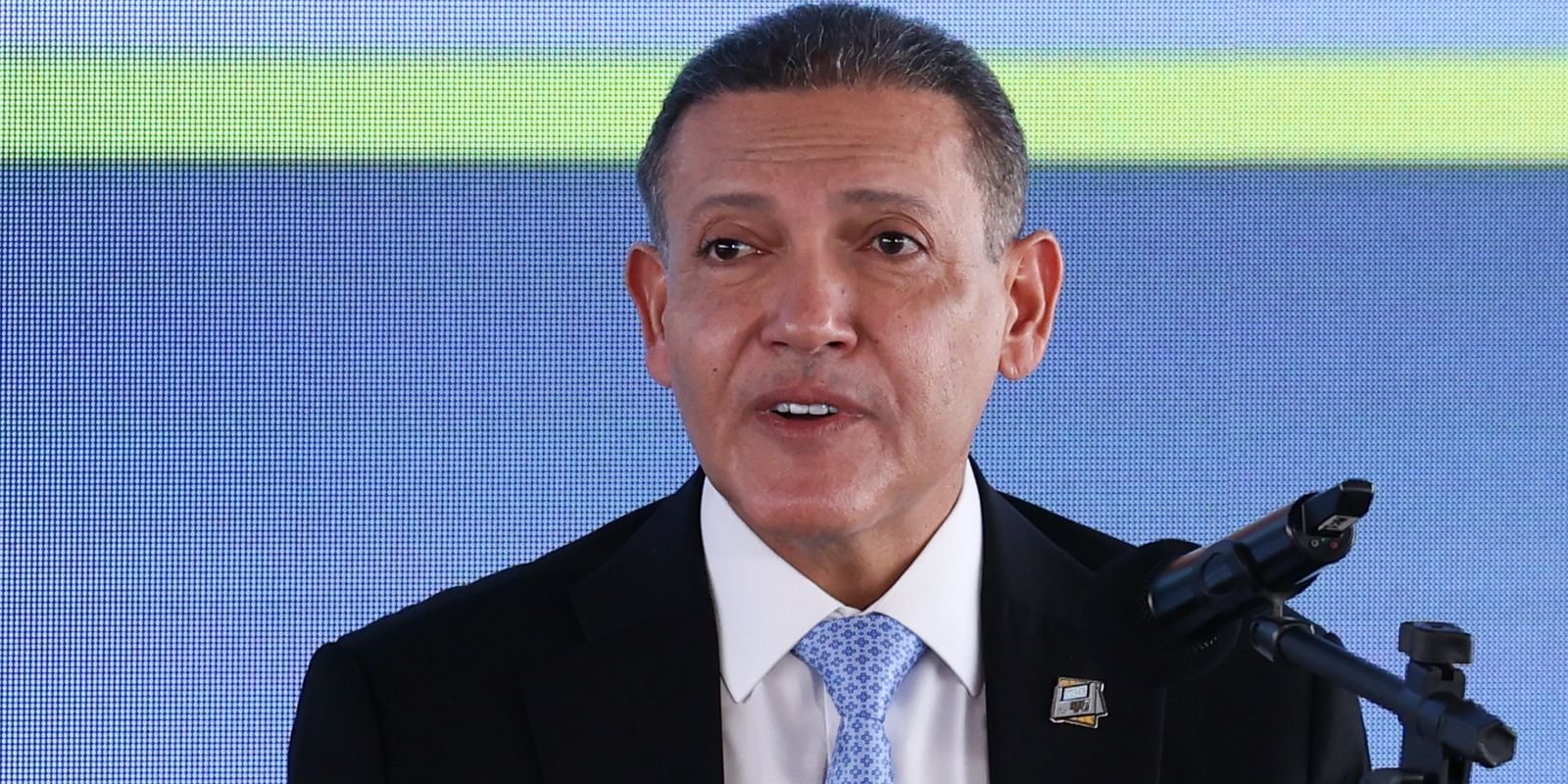 O ministro Kassio Nunes Marques, presidente do TSE, discursa diante de painel azul