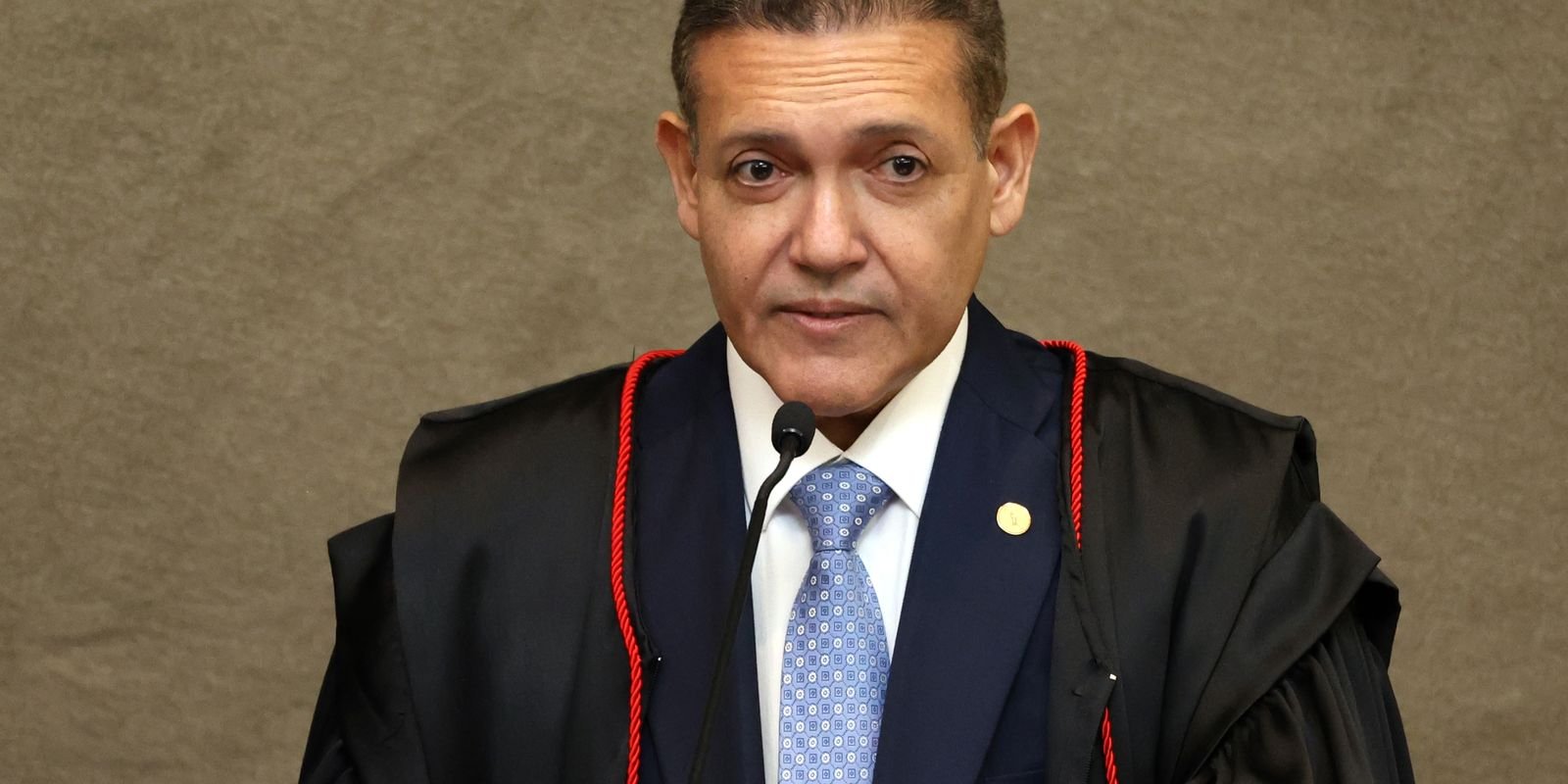 O ministro Kassio Nunes Marques, presidente do TSE, fala ao microfone de toga; foto de arquivo