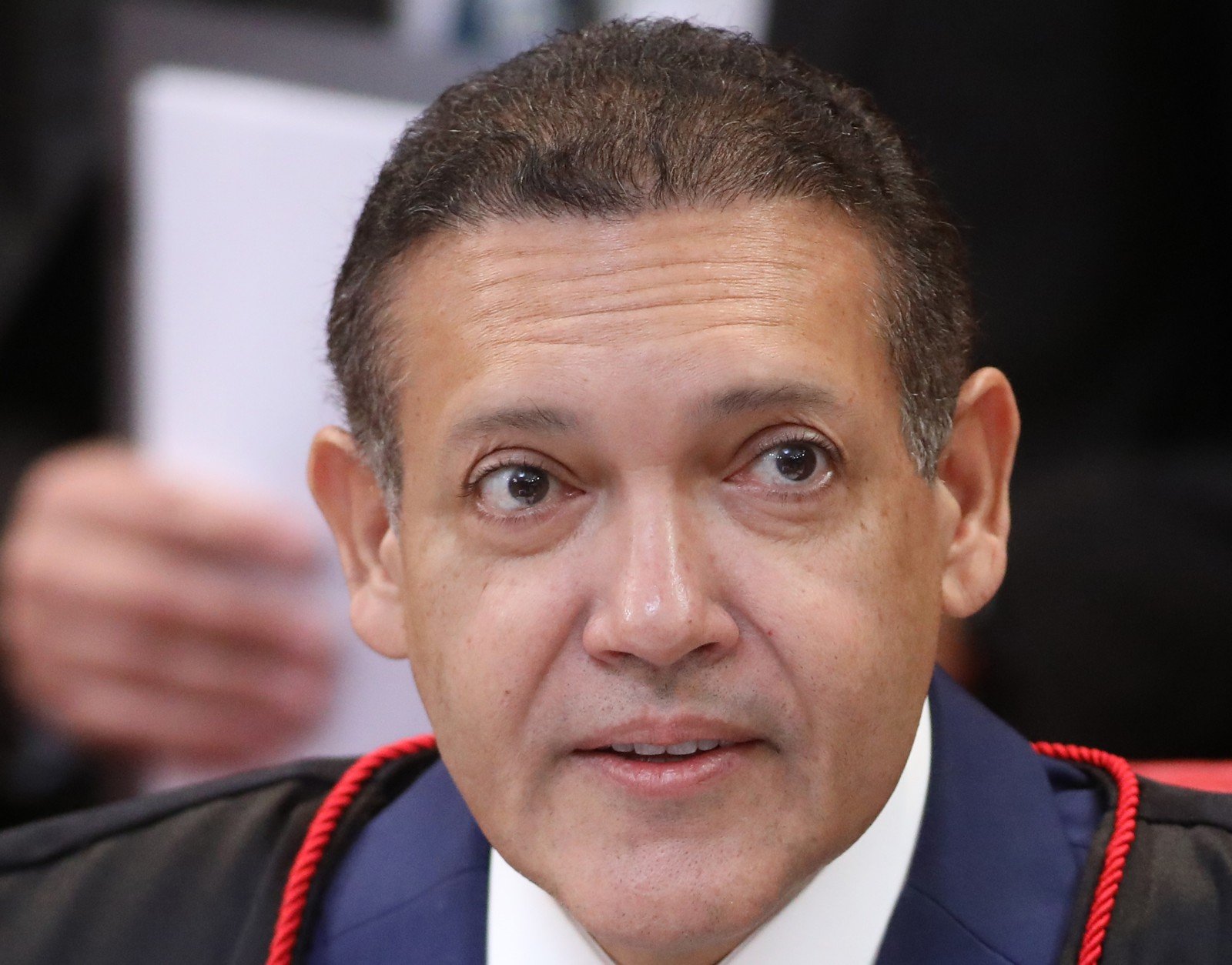 Retrato do ministro Kassio Nunes Marques, presidente do Tribunal Superior Eleitoral, de toga, durante sessão do TSE