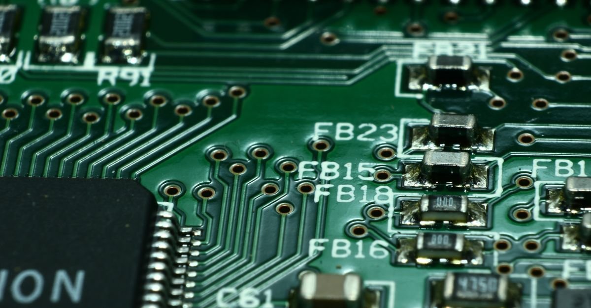 Vista macro de placa de circuito impresso com microchips e trilhas metálicas