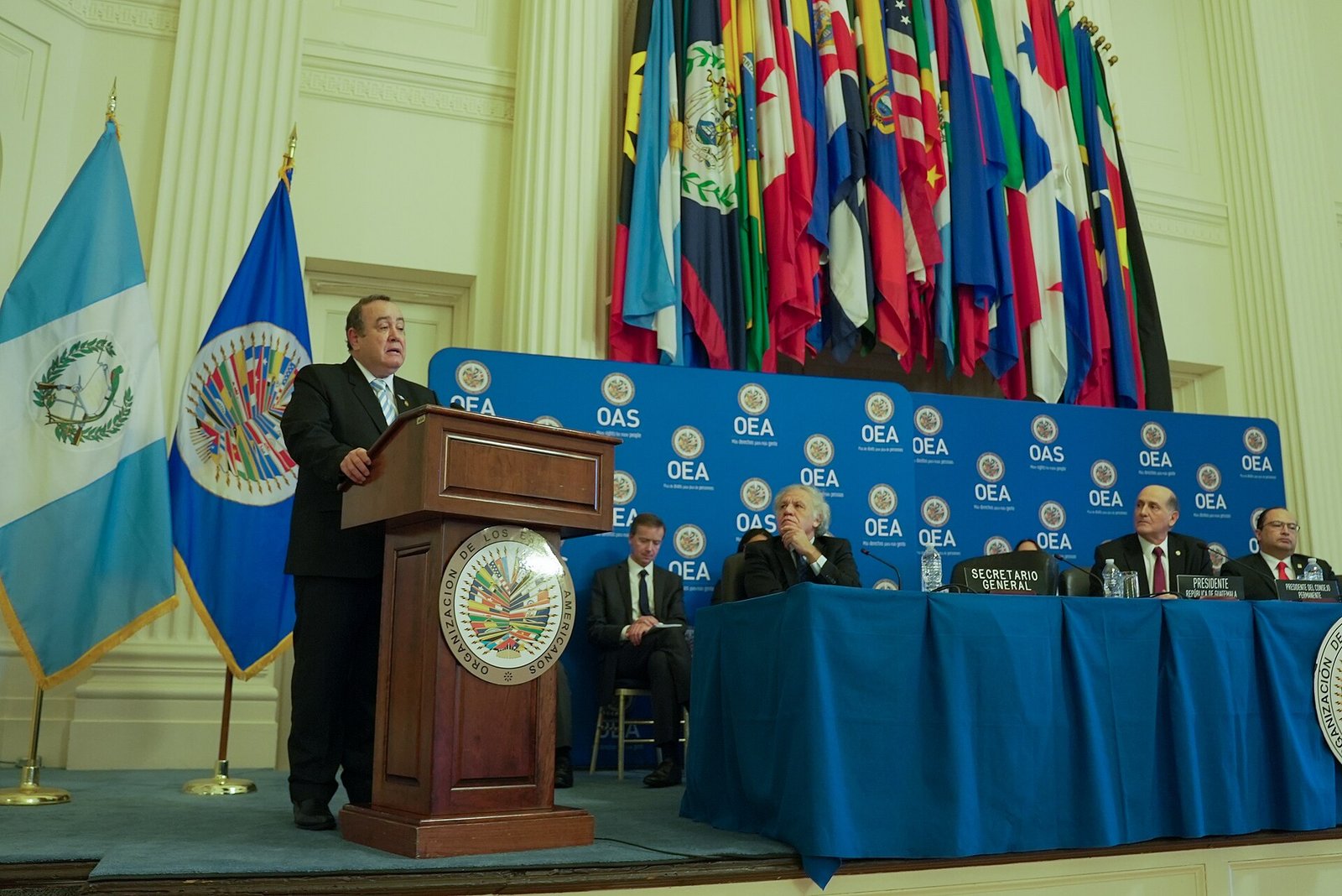 Plenário do Conselho Permanente da OEA, em Washington, com as bandeiras dos países membros ao fundo