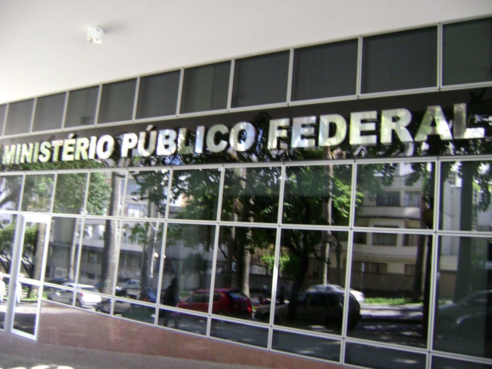 Fachada envidraçada de prédio do Ministério Público Federal, com o nome do órgão em letras metálicas