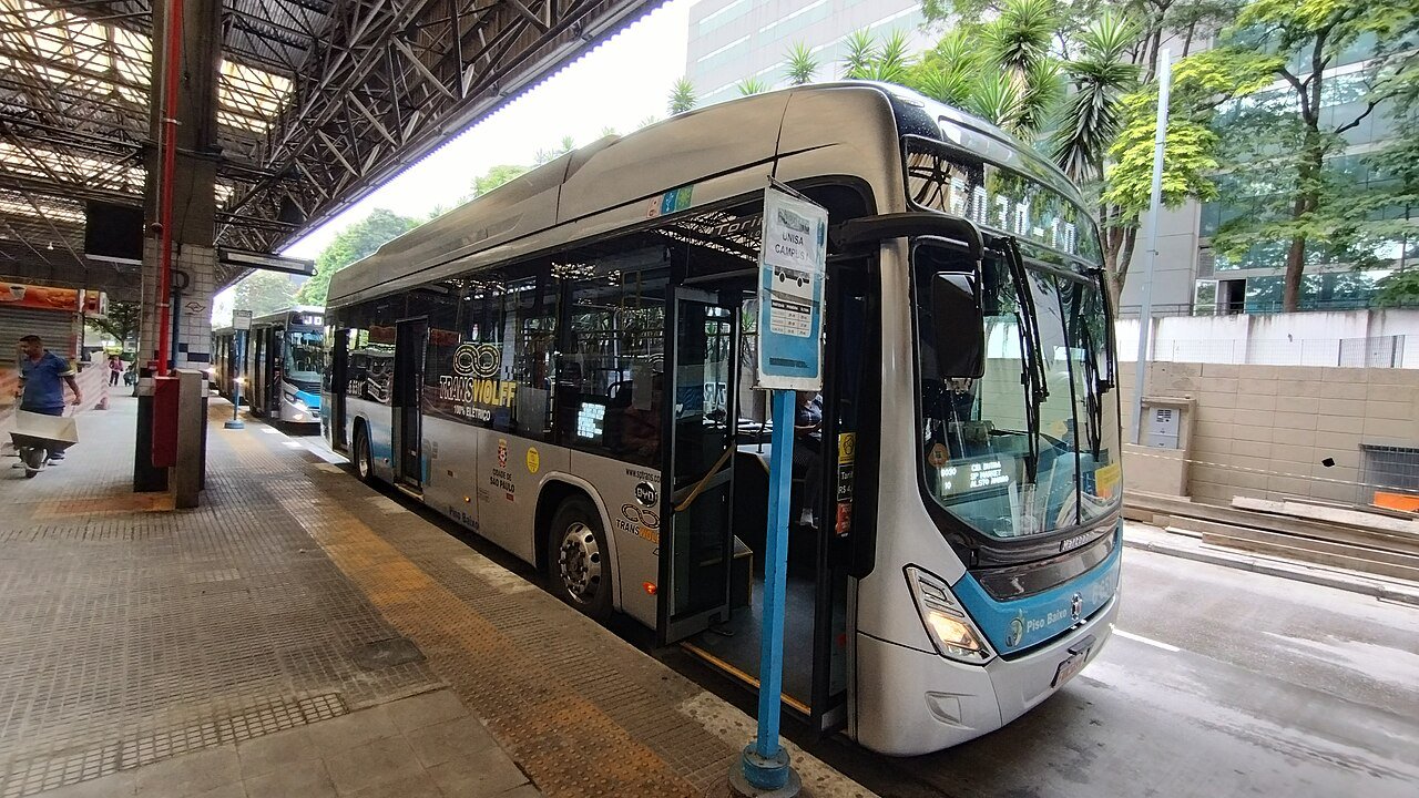 Ônibus elétrico da cidade de São Paulo parado em terminal urbano
