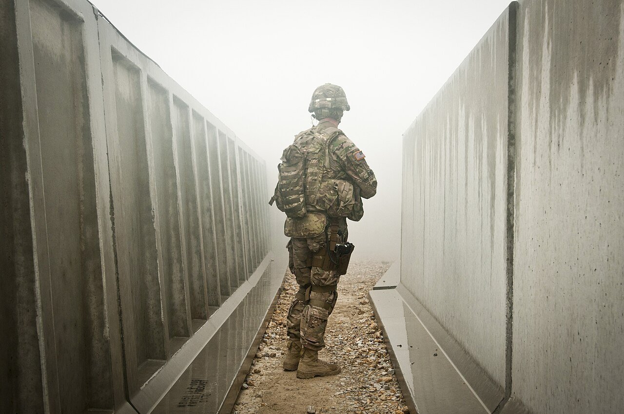Soldado americano de uniforme de camuflagem entre dois muros de concreto, em foto de arquivo de treinamento em Fort Hood, no Texas