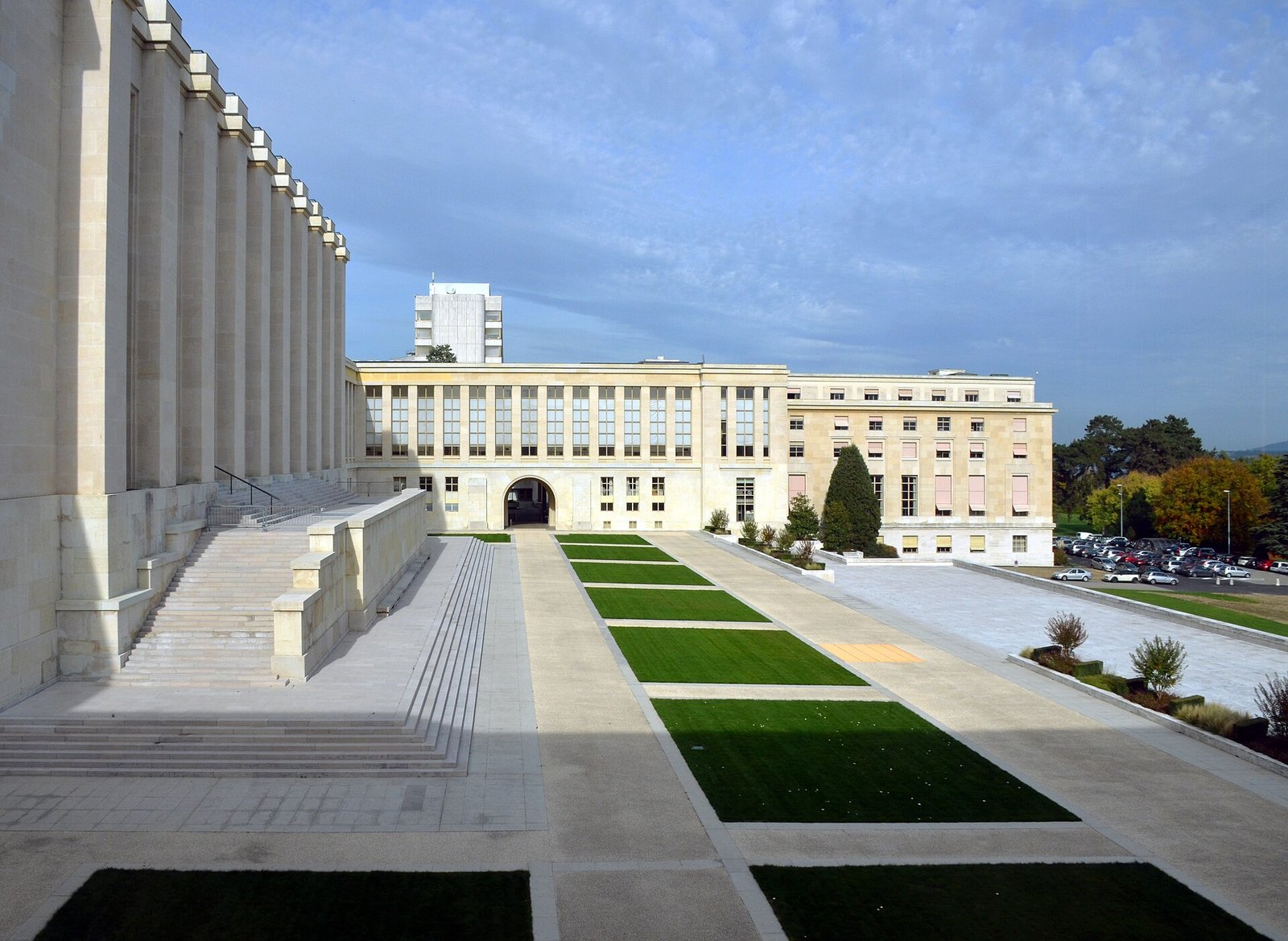 Fachada do Palais des Nations, sede da ONU em Genebra, com colunata e jardim central
