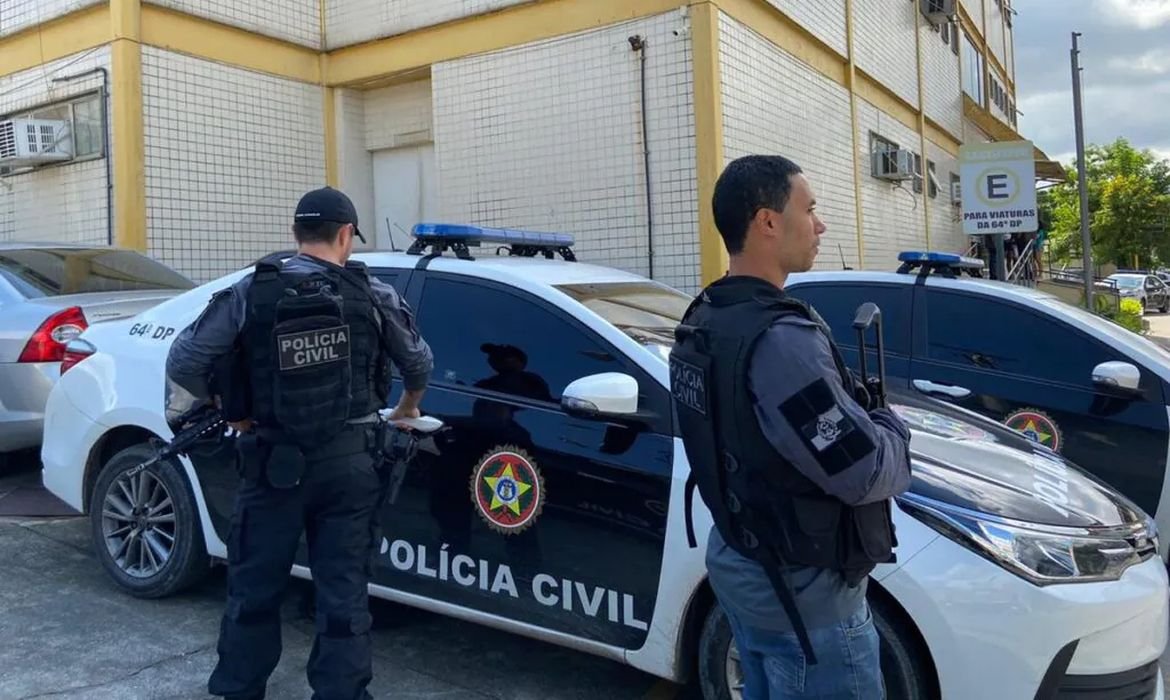 Viaturas e agentes da Polícia Civil do Rio de Janeiro em frente a uma delegacia; imagem de arquivo