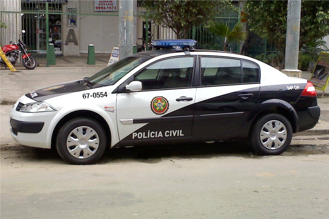 Viatura da Polícia Civil do Rio de Janeiro estacionada na rua