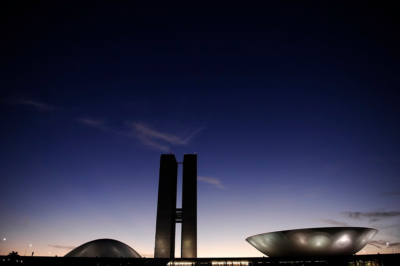 Congresso Nacional ao entardecer, com as cúpulas do Senado e da Câmara e as torres do edifício principal