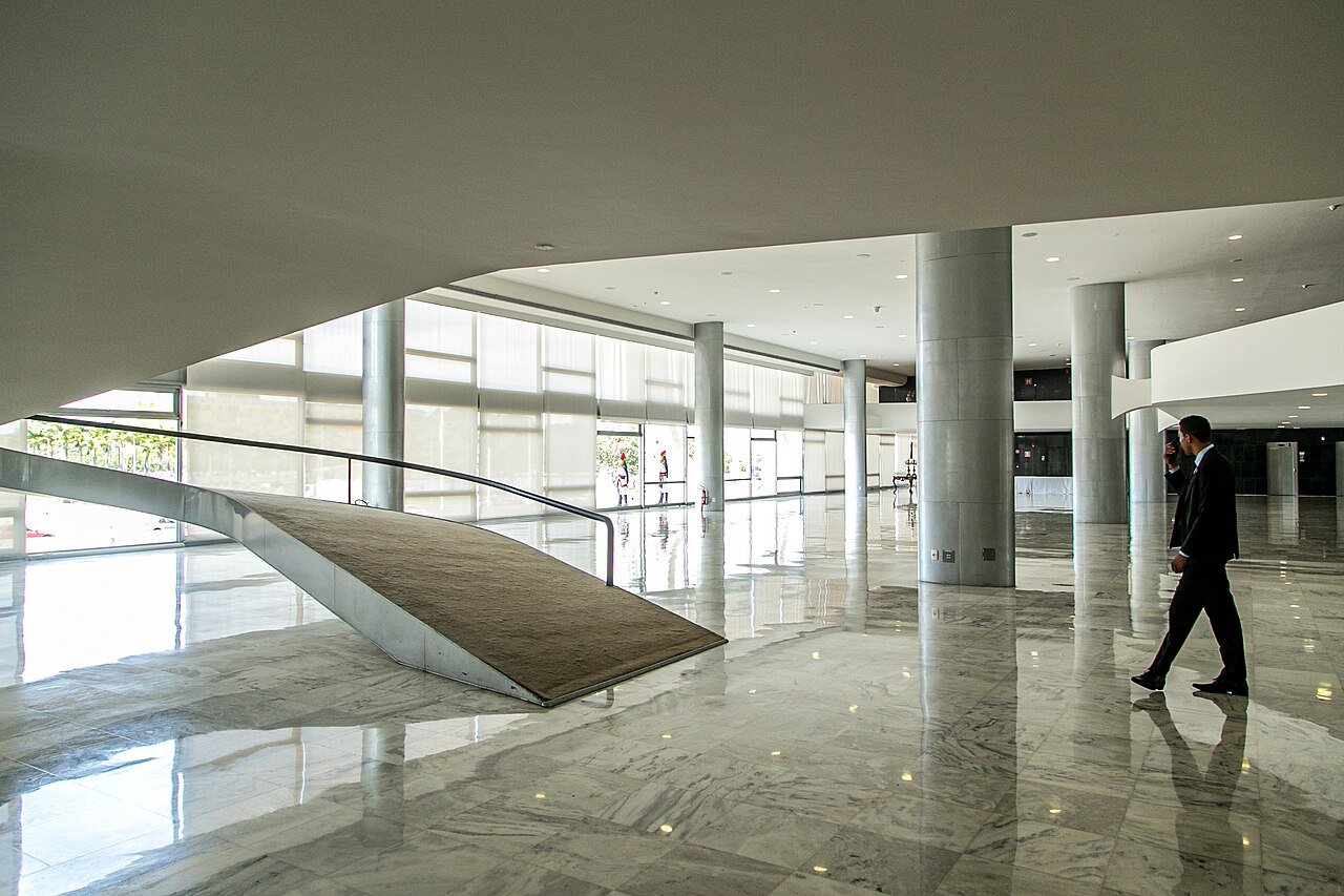 Saguão interno do Palácio do Planalto, em Brasília, com a rampa de acesso e colunas de mármore