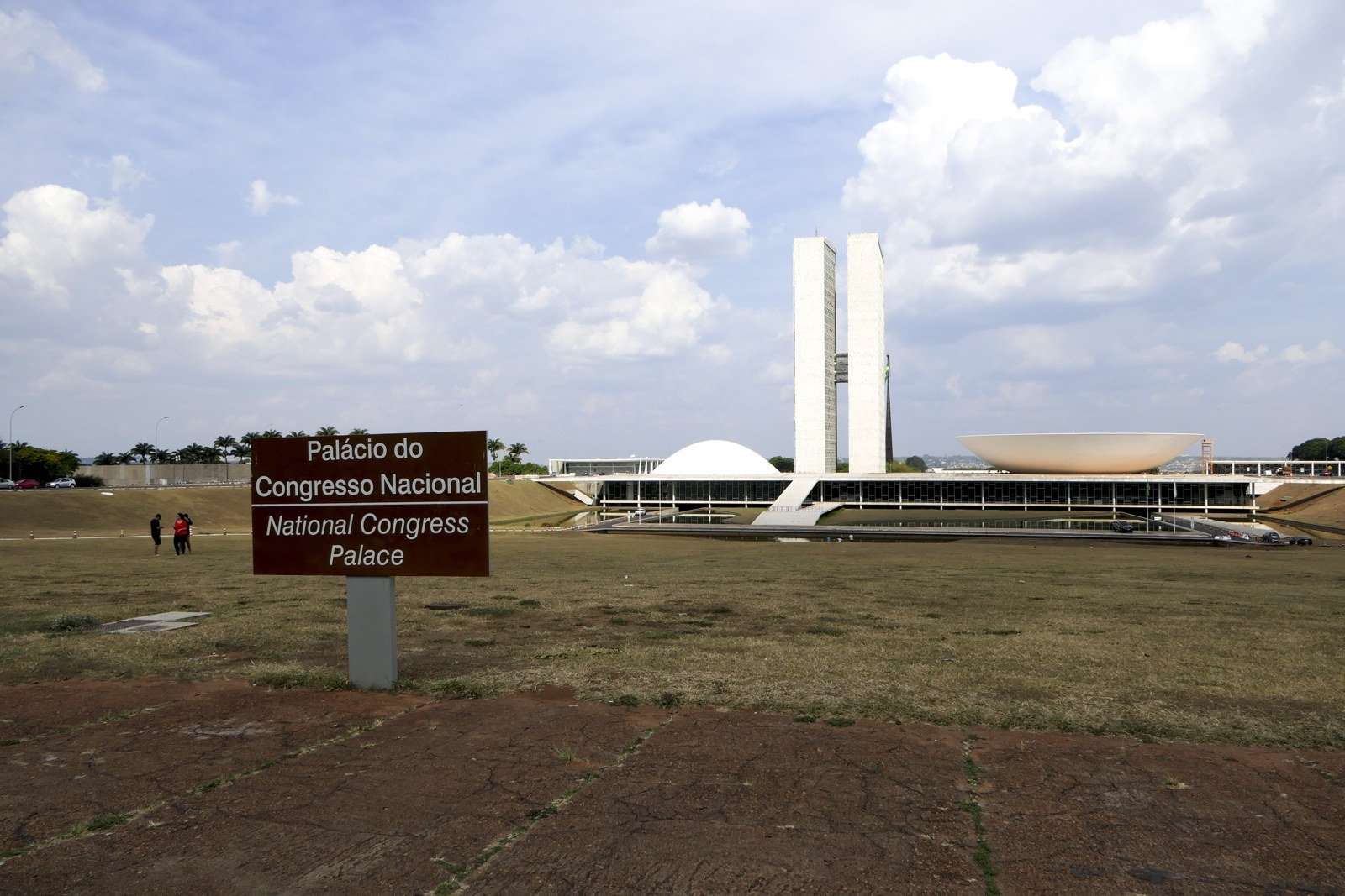 Palácio do Congresso Nacional, em Brasília, visto da Esplanada, com as duas torres e as cúpulas do Senado e da Câmara