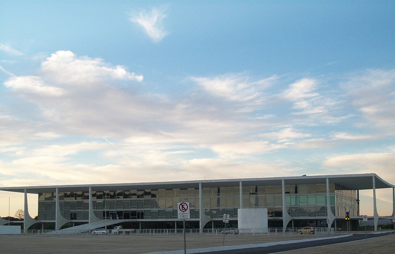 Fachada do Palácio do Planalto, em Brasília, vista da Praça dos Três Poderes