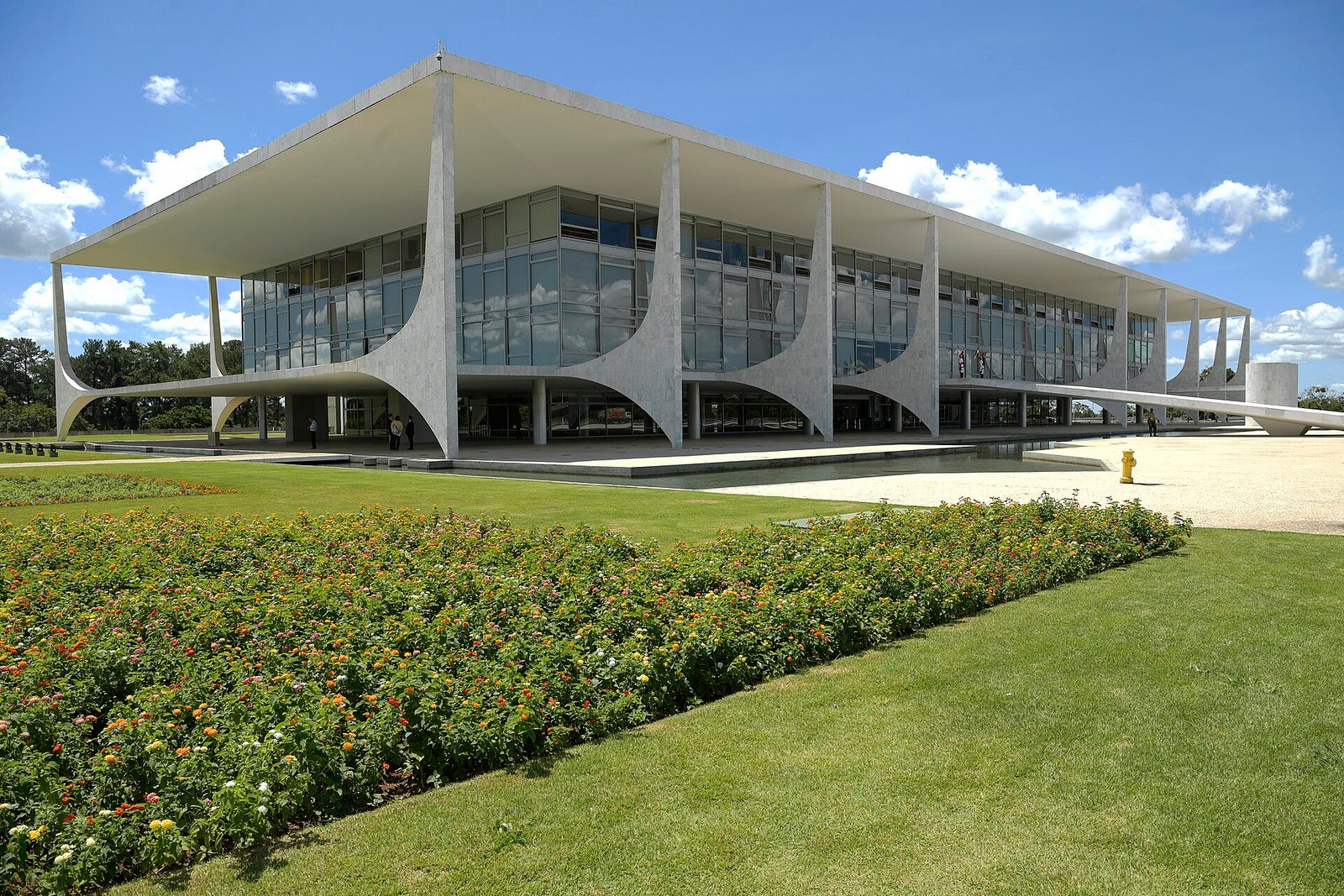 Fachada do Palacio do Planalto, em Brasilia, vista do jardim em dia de ceu azul