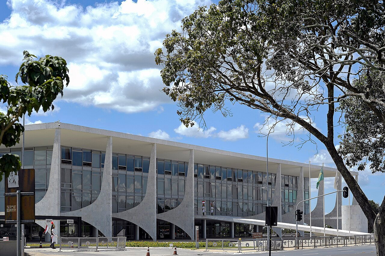 Fachada do Palácio do Planalto, sede da Presidência da República, em Brasília, em dia de céu azul