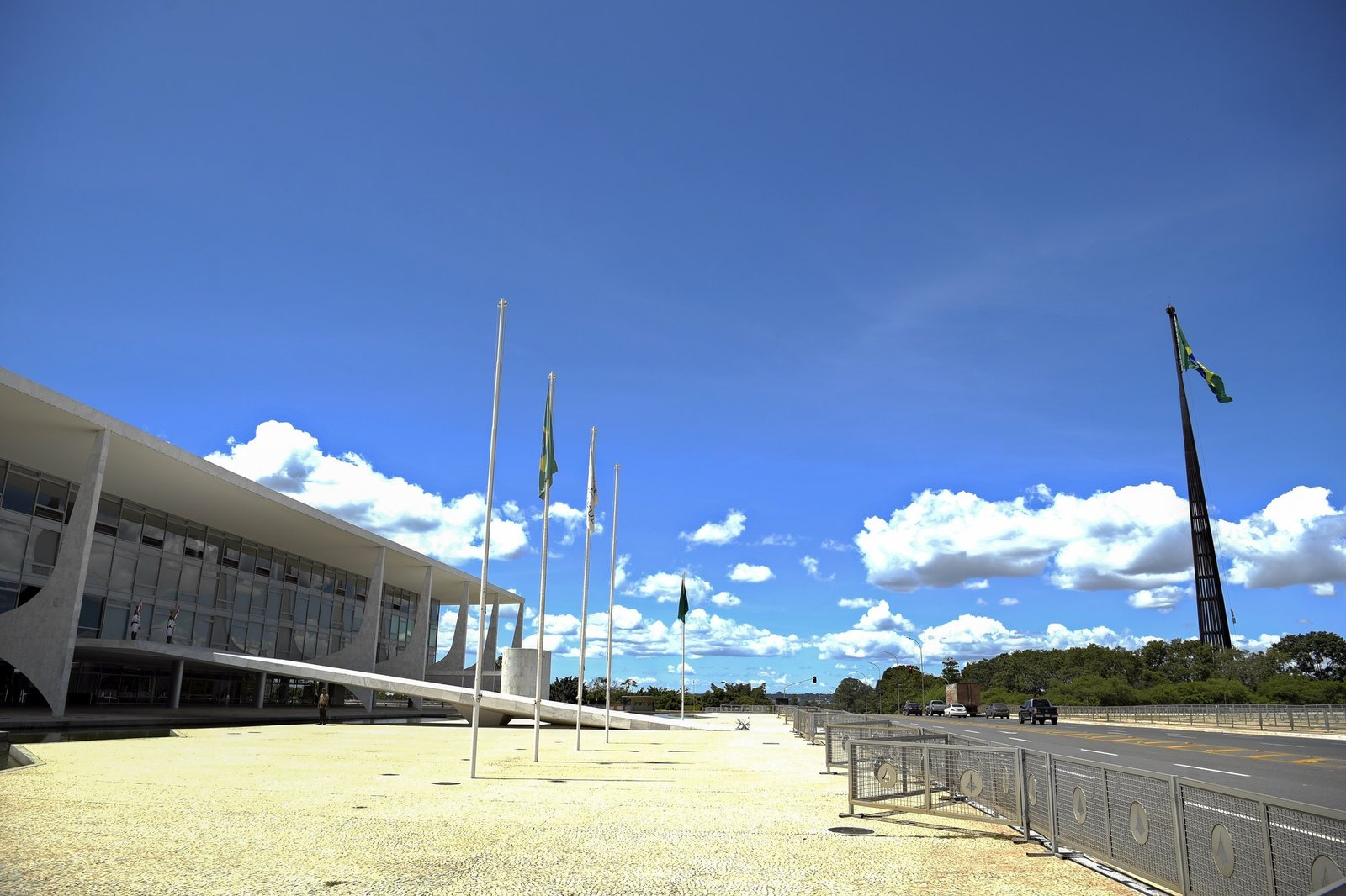 Fachada do Palácio do Planalto, em Brasília, com mastros e a bandeira nacional ao fundo
