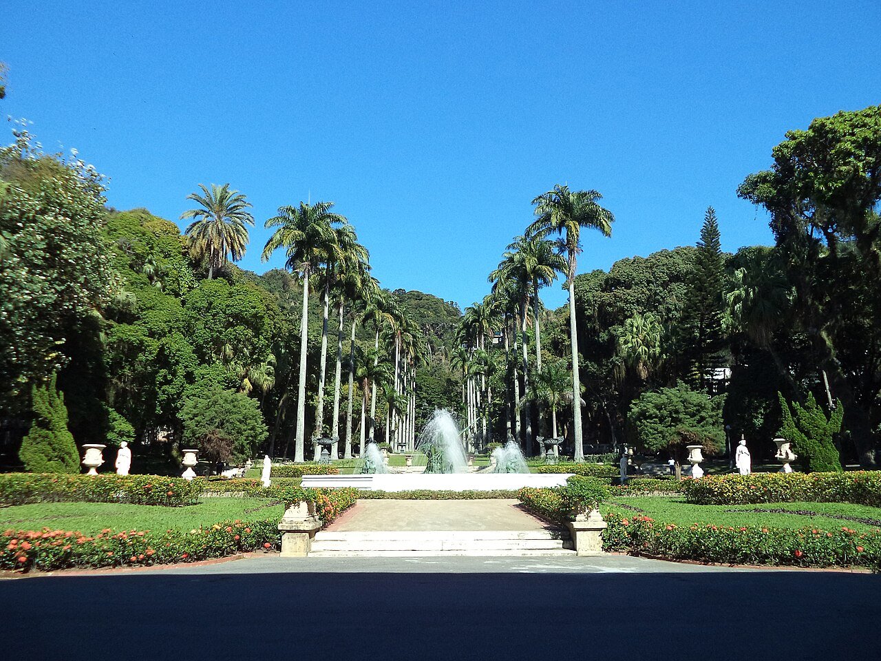 Jardim do Palácio Guanabara, sede do governo do Rio de Janeiro, com fonte de água e palmeiras imperiais