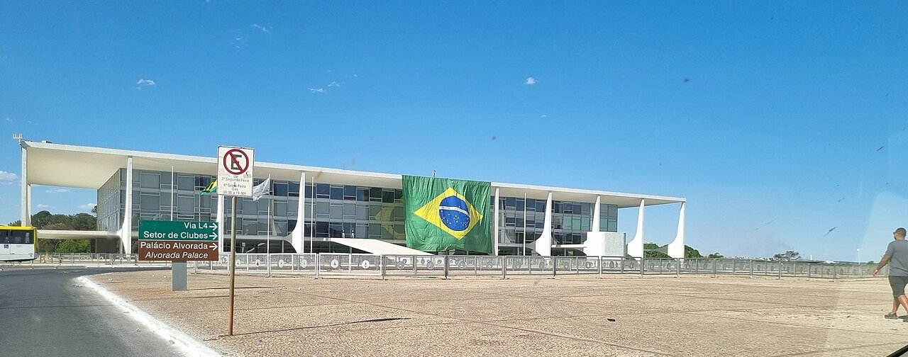 Fachada do Palácio do Planalto com bandeira do Brasil estendida